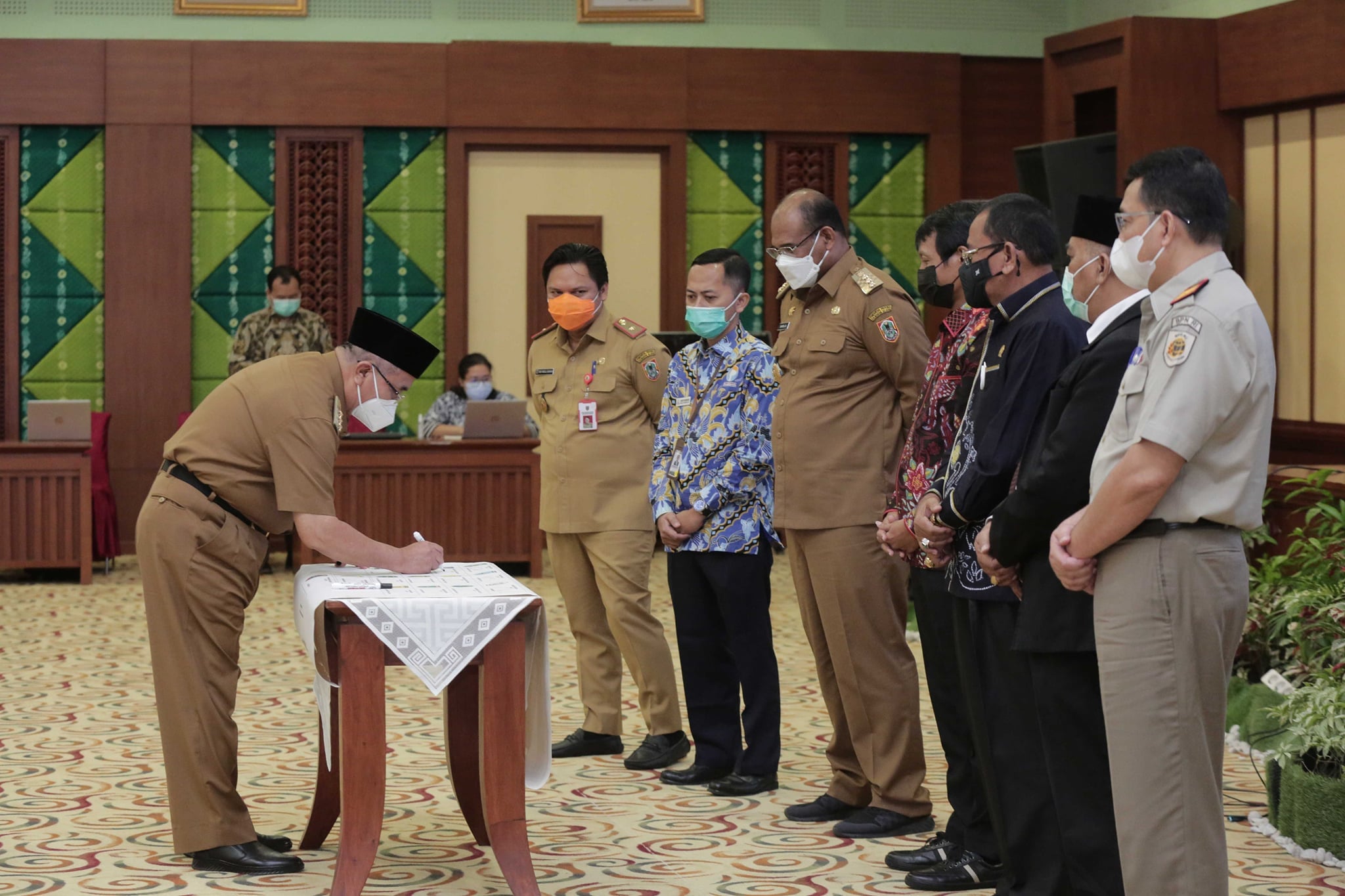 BUPATI HSS MELAKUKAN PENANDATANGANAN KOMITMEN KEPALA DAERAH SE-KALIMANTAN SELATAN