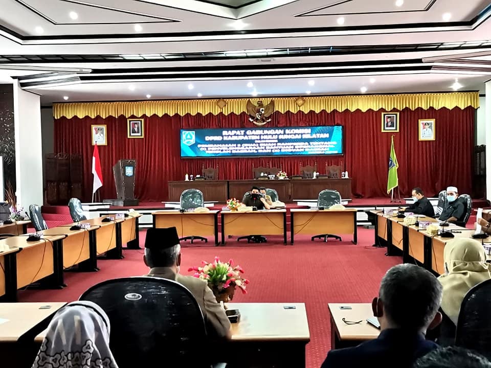 Rapat Gabungan Terkait 2 Rancangan Peraturan Daerah (Raperda) Tentang Penyelenggaraan Bantuan Operasional Sekolah Daerah (BOSDA) dan Inovasi Daerah