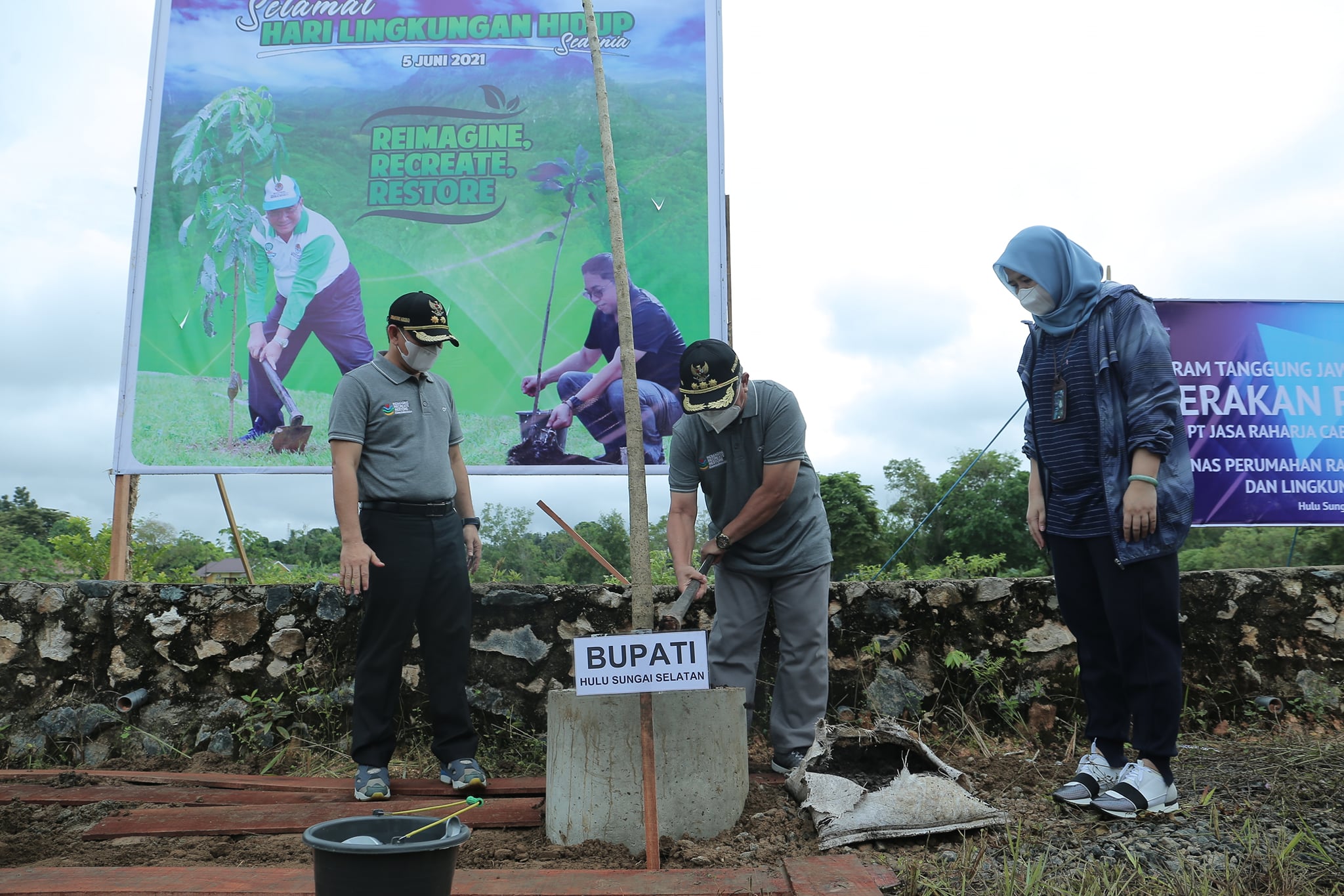 GERAKAN PENGHIJAUAN DI LINGKUNGAN STADION 2 DESEMBER