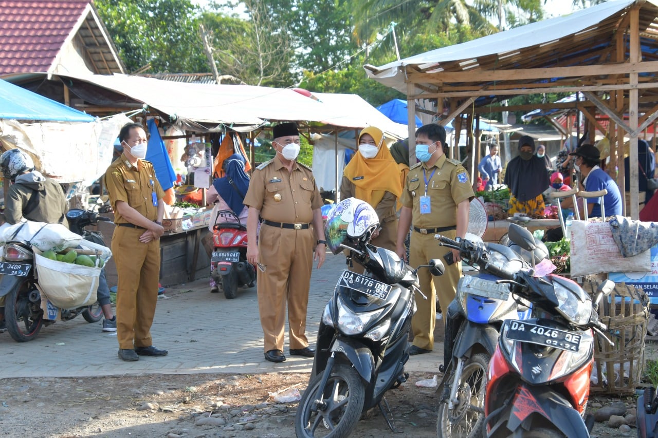 Bupati HSS Tinjau KIE Di Pasar Rakyat Terpadu