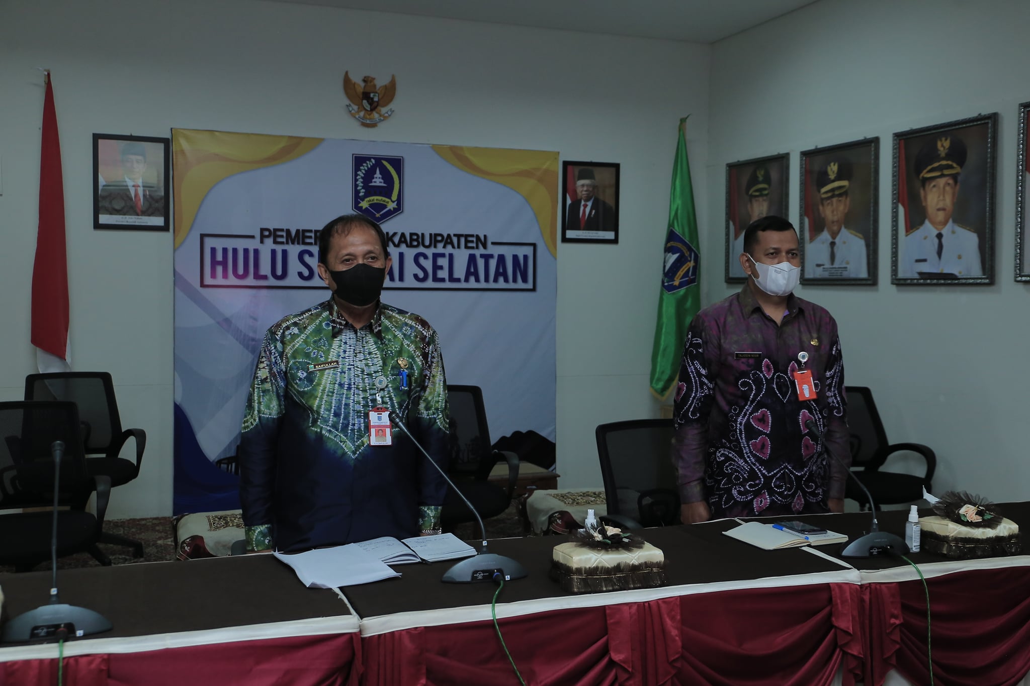 Staf Ahli Bidang Ekonomi & Keuangan Kab.HSSbersama Staf Ahli Bidang Pemerintahan Pembangunan & Kemasyarakatan Kab.HSSmengikuti webinar sosialisasi Intruksi Menteri Dalam Negeri (Inmendagri)