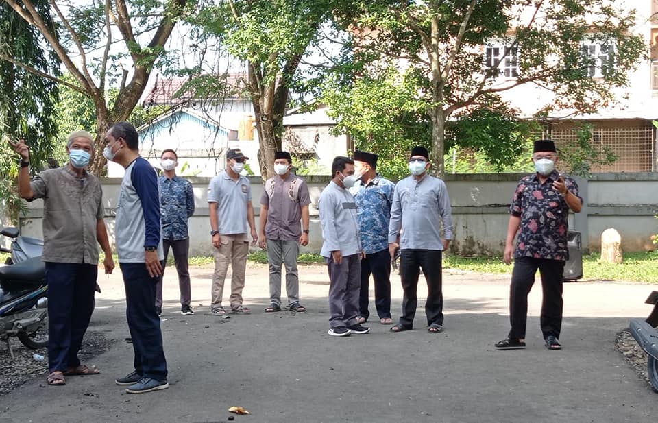 BUPATI TINJAU KEBAKARAN KANTOR BAPELITBANGDA HSS