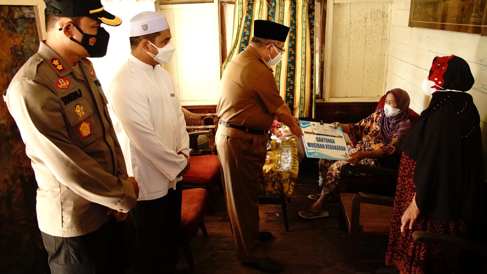 Bupati HSS Serahkan Santunan Musibah Kebakaran di Gang Palantingan