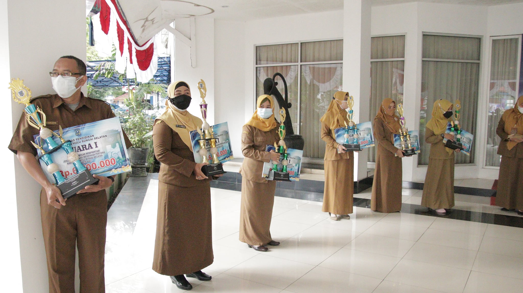 BUPATI HSS SERAHKAN PERNGHARGAAN KEPADA PENGAWAS, KEPALA SEKOLAH, GURU DAN SISWA BERPRESTASI