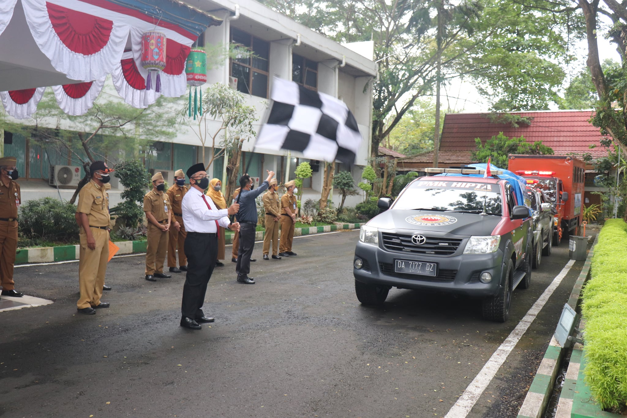 BUPATI HSS LEPAS PENDISTRIBUSIAN BANTUAN BANJIR KALTENG