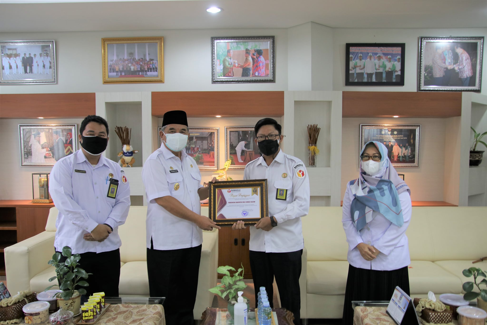 AUDIENSI DENGAN BAWASLU, BUPATI HSS TERIMA PIAGAM PENGHARGAAN