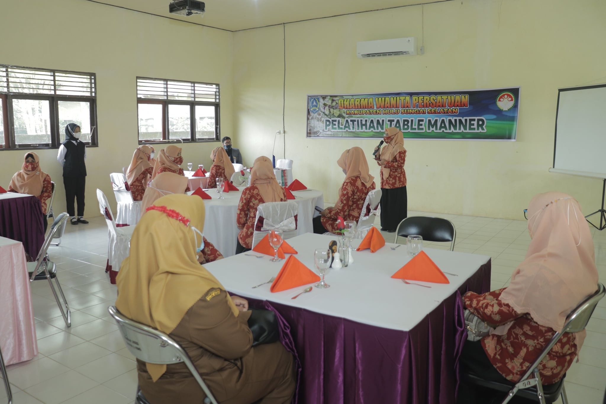 TINGKATKAN WAWASAN ETIKA MAKAN, DWP KAB. HSS GELAR PELATIHAN TABLE MANNER