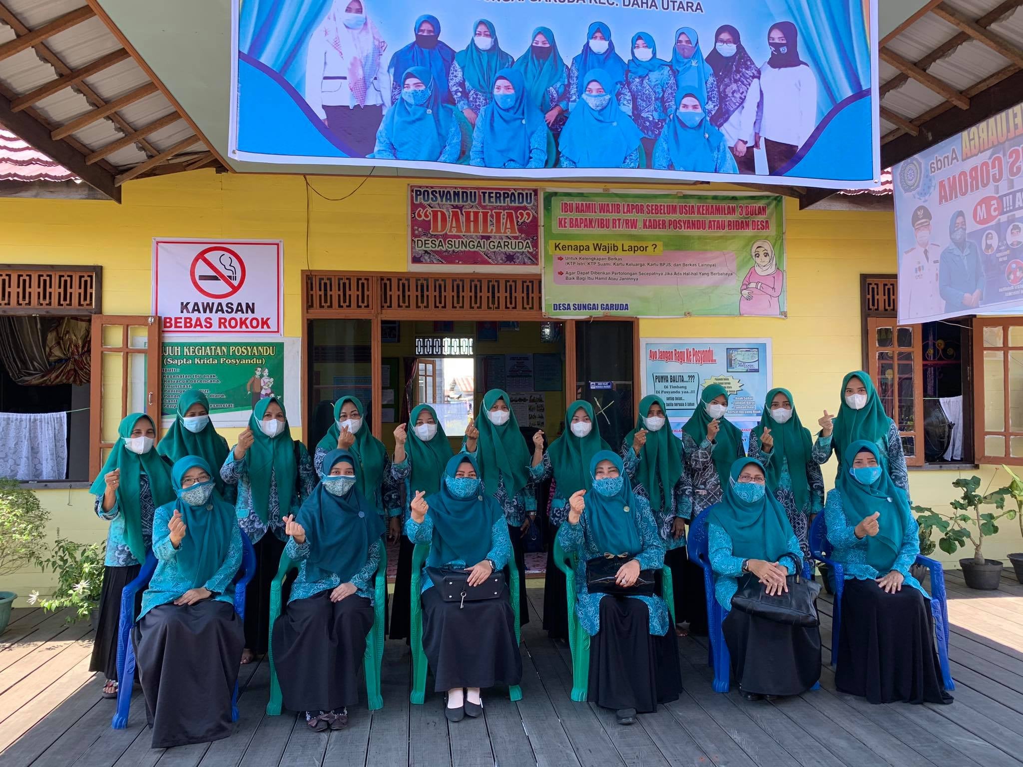 Srie Astuti Syamsuri Arsyad bersama Tim pengurus TP. PKK Kab. HSS meninjau pelaksanaan lomba Pos Pelayanan Terpadu (Posyandu) tingkat Provinsi Kalimantan Selatan (Kalsel) tahun 2021