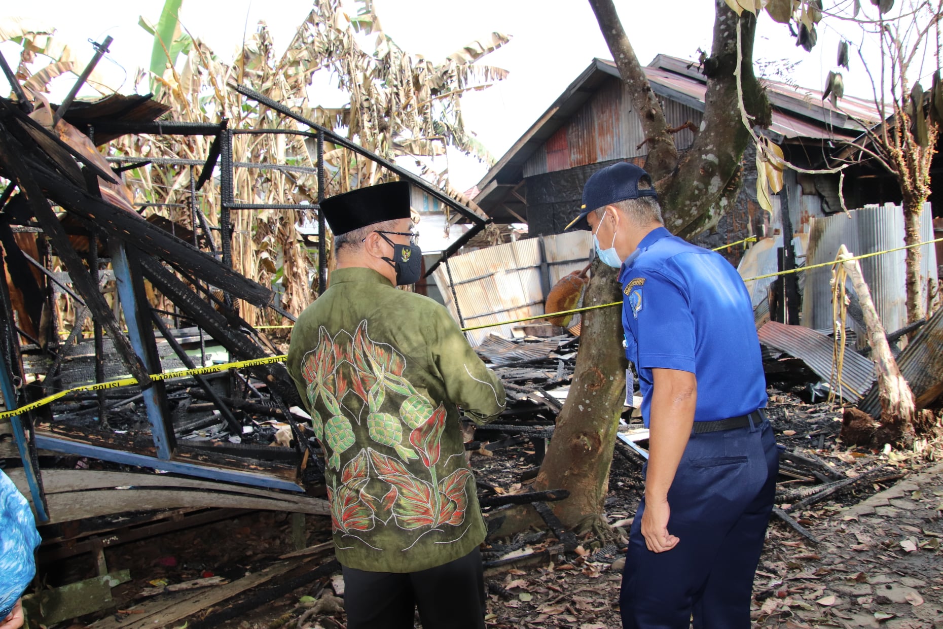 BUPATI H. ACHMAD FIKRY SERAHKAN BANTUAN UNTUK KORBAN KEBAKARAN DI KANDANGAN HULU