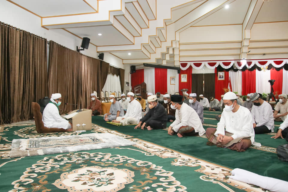 Setelah lama terhenti karena Pandemi Covid-19, Pemerintah Kabupaten Hulu Sungai Selatan (Pemkab HSS) kembali melaksanakan kegiatan sholat Subuh berjamaah dan pengajian yang rutin dilaksanakan setiap hari Rabu, di Pendopo Bupati Hulu Sungai Selatan (HSS)