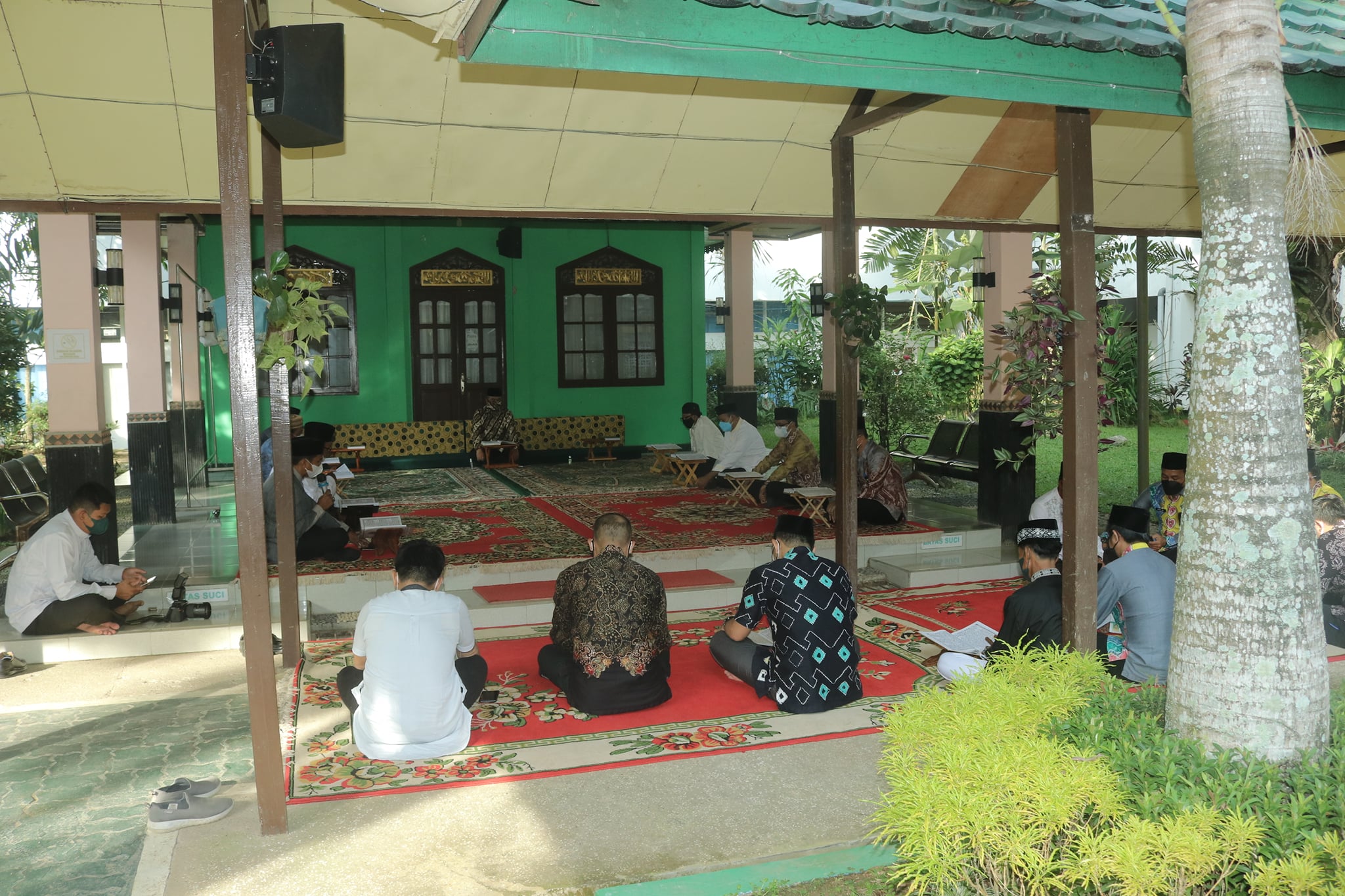 LENSA FOTO :  Kegiatan Rutin Khataman Al-Qur’an Di Lingkup Sekretariat Daerah Kabupaten Hulu Sungai Selatan, Yang Dilaksanakan Seminggu Sekali Setiap Hari Jum;at Pagi.  (Kominfo-HSS/AJP/15102021)