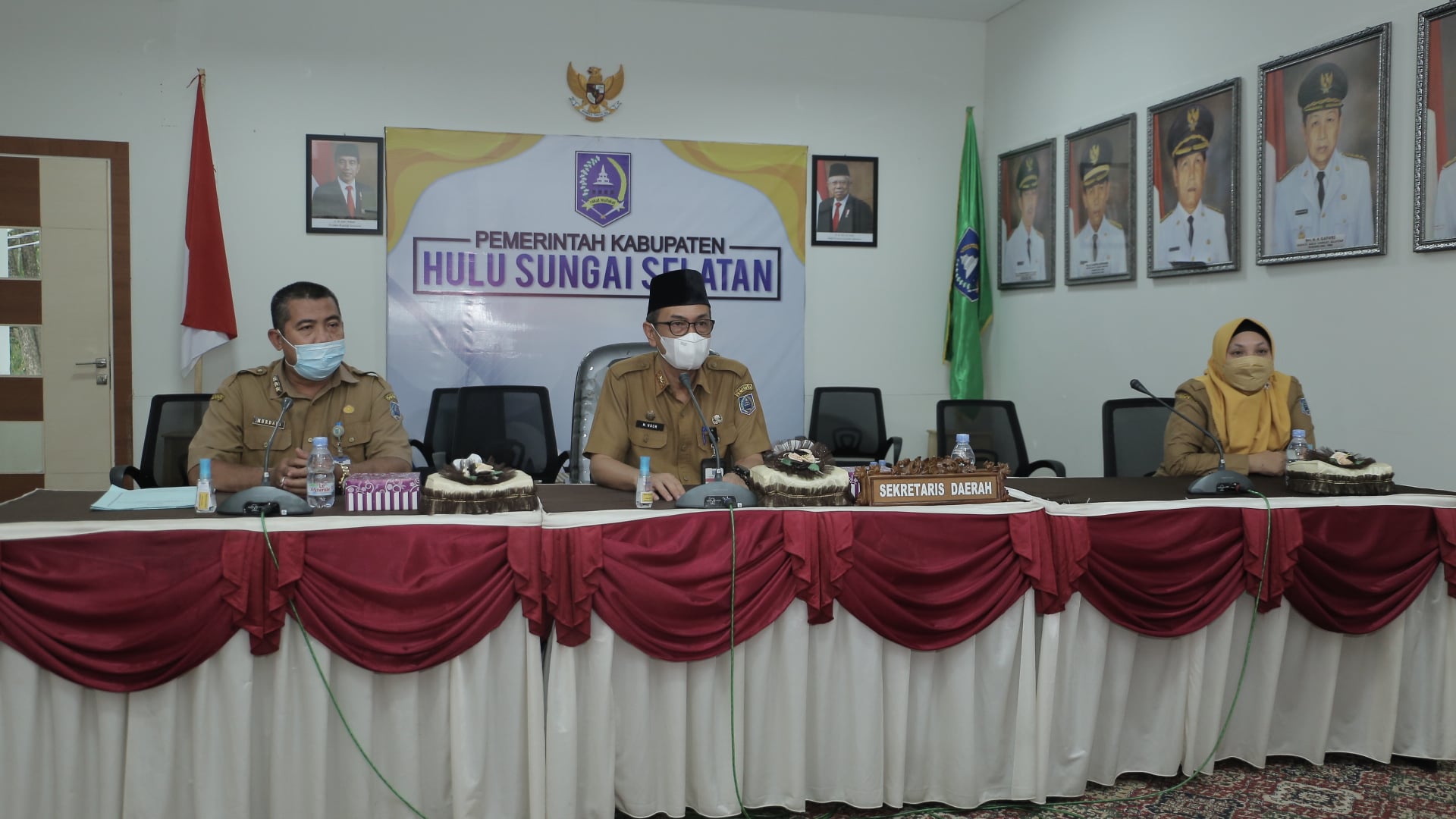 Sekretaris Daerah Kabupaten Hulu Sungai Selatan (HSS) Drs. H. Muhammad Noor, M.AP mengikuti kegiatan Seminar Nasional Penguatan Sistem Merit Menuju Birokrasi Kelas Dunia 2024 yang dilaksanakan secara virtual melalui zoom meeting