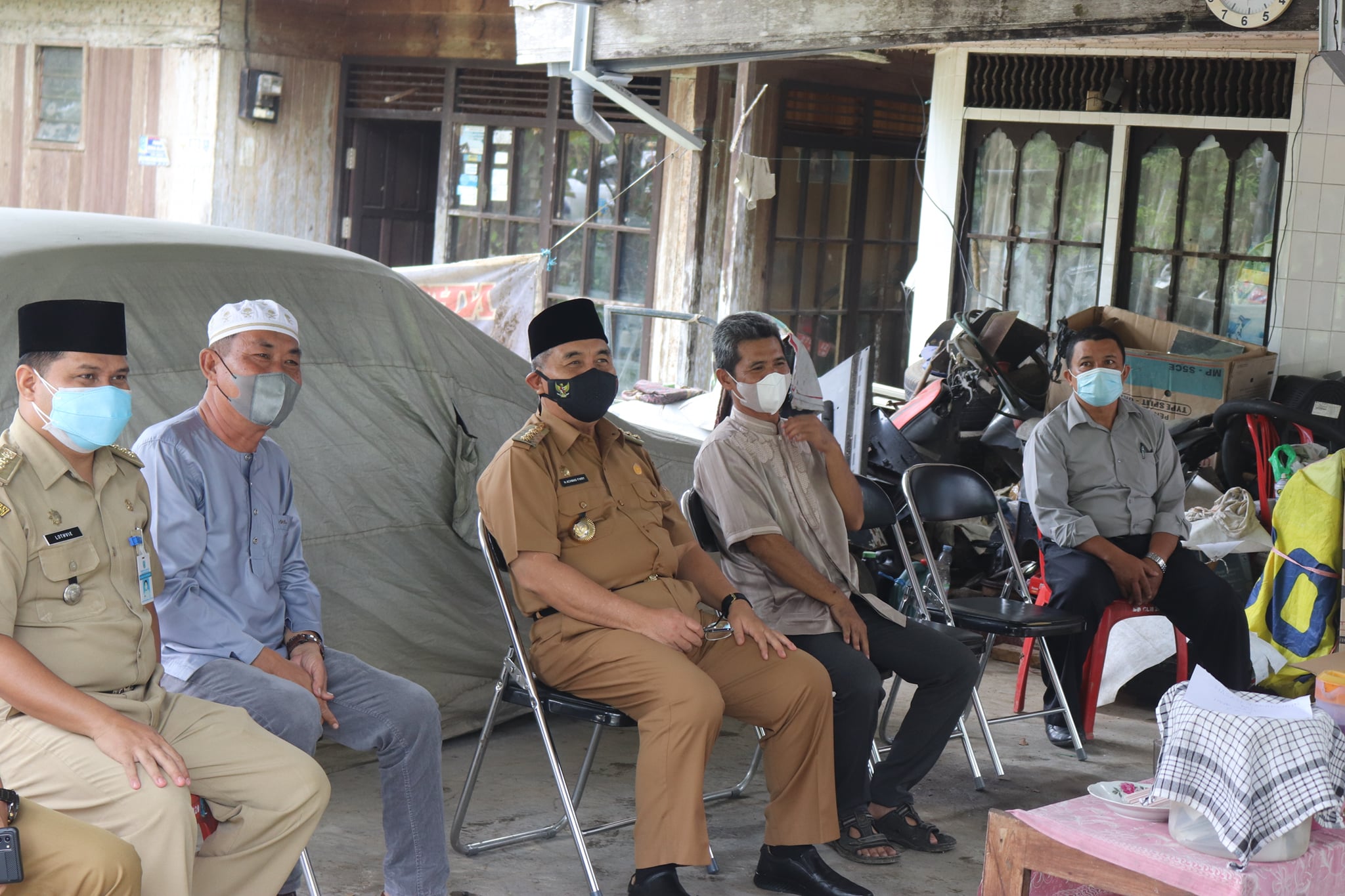 Setelah melaksanakan kegiatan Dialog Pembangunan pada Kecamatan Daha Selatan, Bupati Hulu Sungai Selatan Drs. H. Achmad Fikry, M.AP menyempatkan melayat ke rumah duka Alm. Hasan Fakhrudin bin Mursasi. Rumah duka bertempat di Desa Gambah Luar Muka, Kecamatan Kandangan. Senin (8/11/2021). Semoga Allah SWT menerima amal ibadah dan mengampuni segala dosa Alm. Hasan Fakhrudin (79). Juga bagi keluarga yang ditinggalkan semoga diberikan ketabahan, kesabaran, dan keikhlasan. Amin ya Rabbal’Alamin.