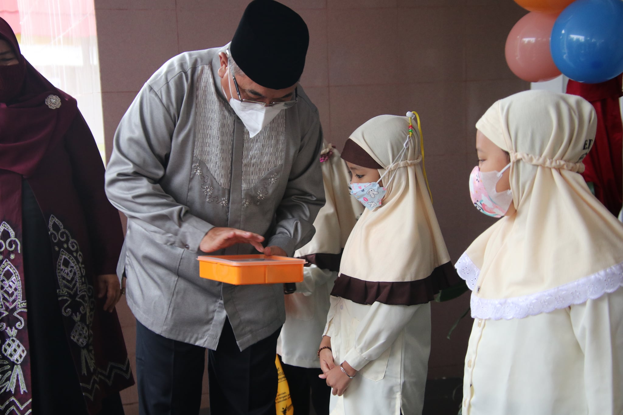 BUPATI HSS SERAHKAN BEKAL SEKOLAH UNTUK ANAK