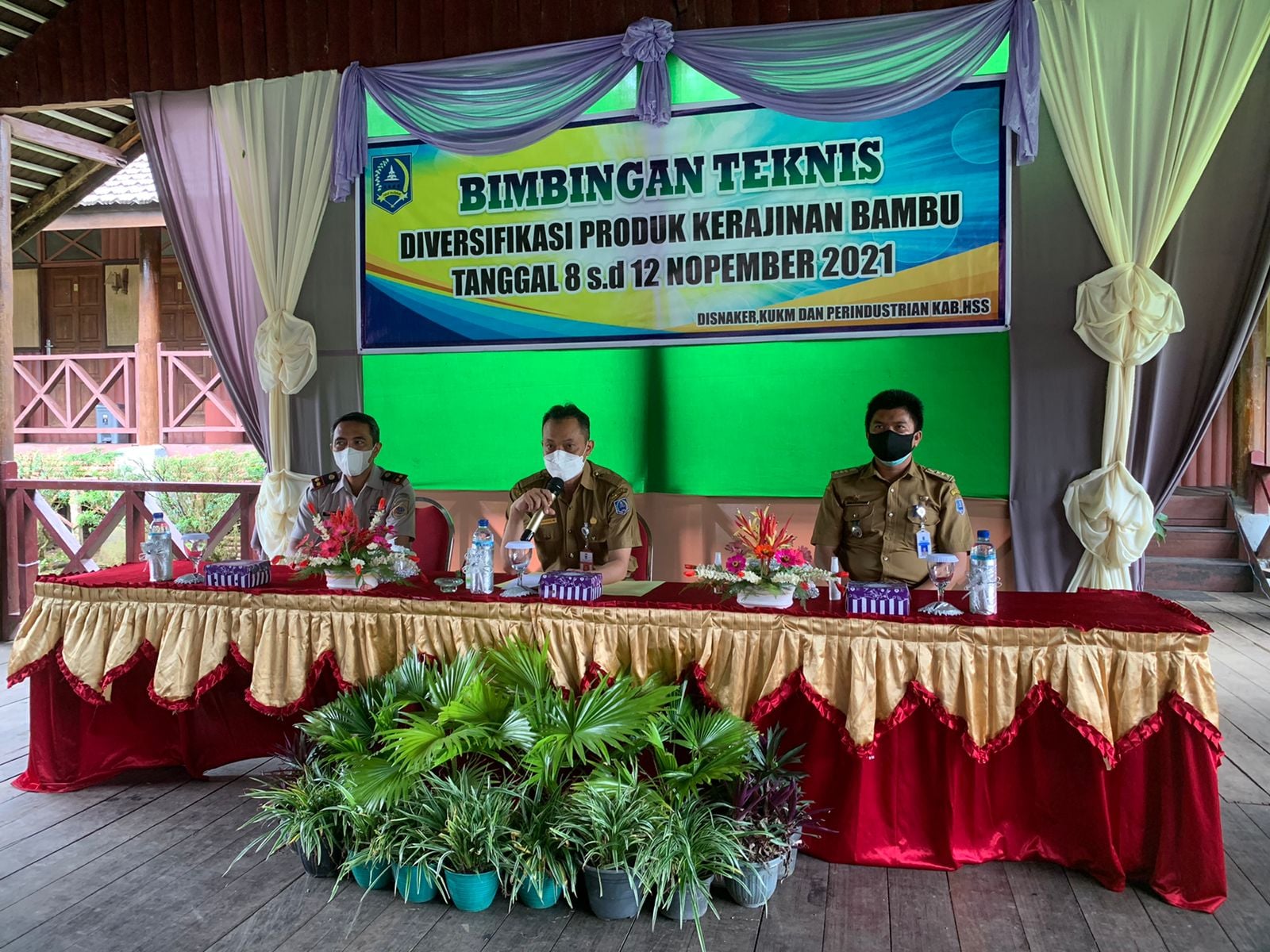 Pemerintah Kabupaten Hulu Sungai Selatan (HSS) melalui Dinas Tenaga Kerja, Koperasi Usaha Kecil Menengah, dan Perindustrian (Disnaker KUKM dan Perindustrian) Kab. HSS melaksanakan Bimbingan Teknis Diversifikasi Produk Kerajinan Bambu dan penyerahan sertifikat tanah bagi UMKM yang dilaksanakan di Amandit Resort Loksado