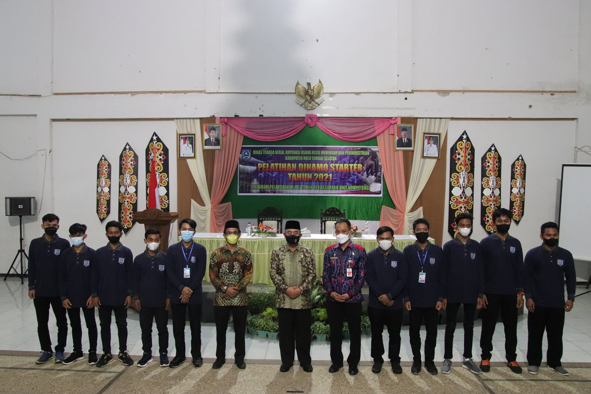 Bupati HSS Drs. H. Achmad Fikry, M. AP menghadiri sekaligus membuka acara pelatihan berdasarkan unit kompetensi Dinamo Starter Tahun 2021 dan penyerahan sertifikat tanah bagi UMKM, bertempat di Gedung Pramuka HSS