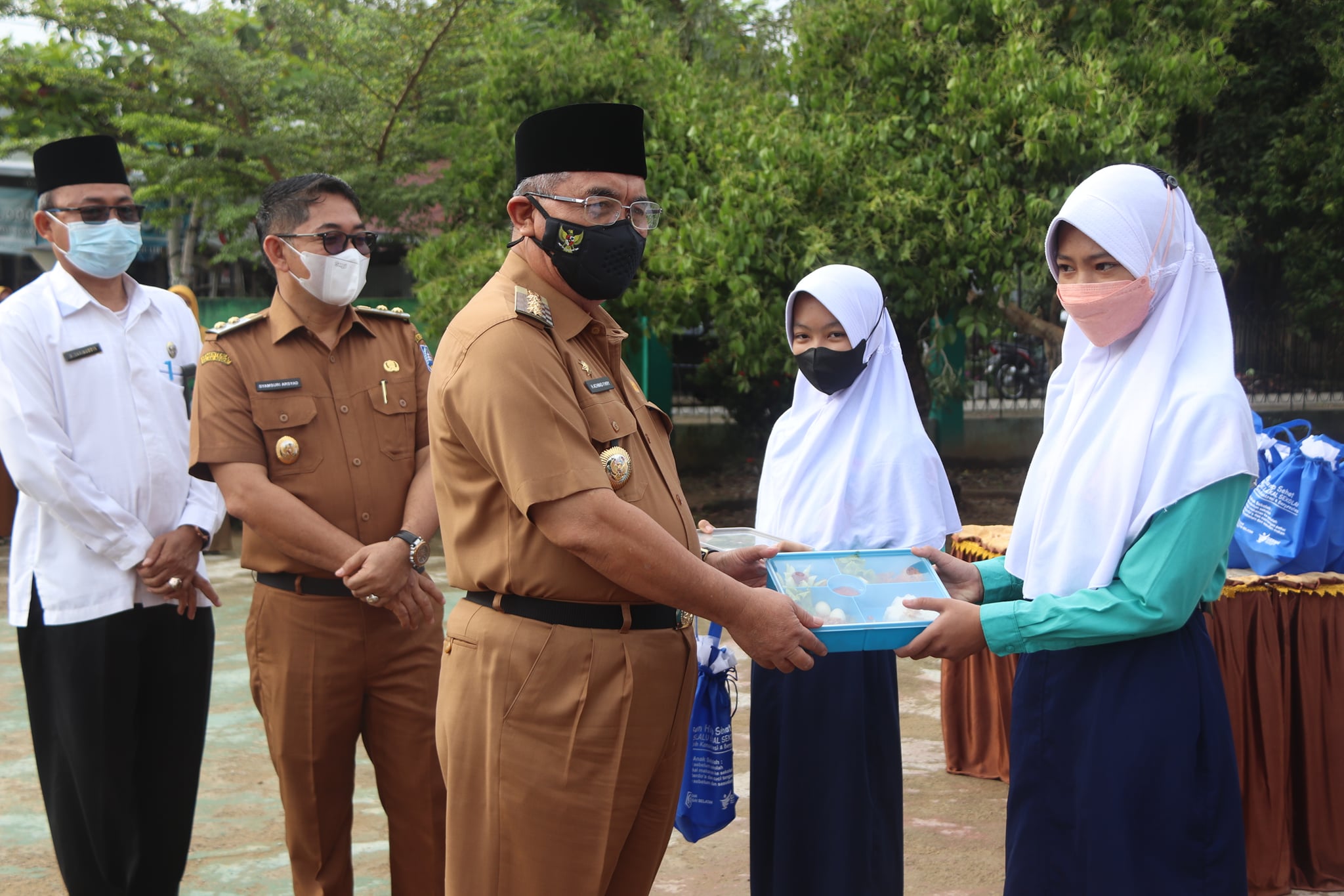 Kampanye Gizi Seimbang dan Isi Piringku, Bupati HSS Serahkan Bekal Makan Anak Sekolah