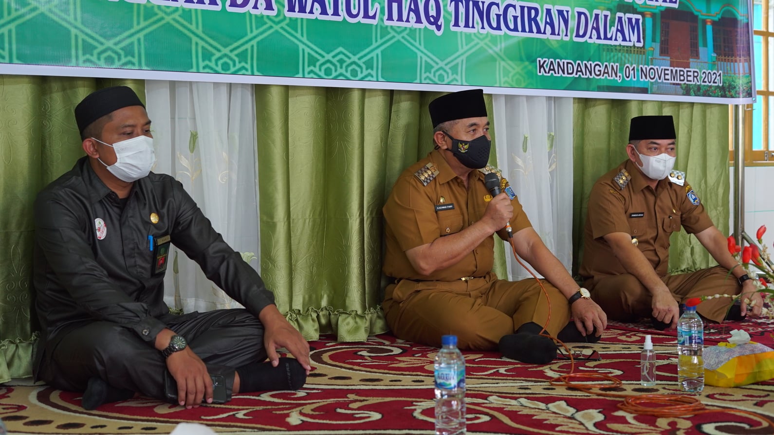 Bupati HSS Achmad Fikry M.AP beserta Wabup HSS Syamsuri Arysad S.AP Menghadiri syukuran Langgar Da’watul Haq yang telah selesai direnovasi