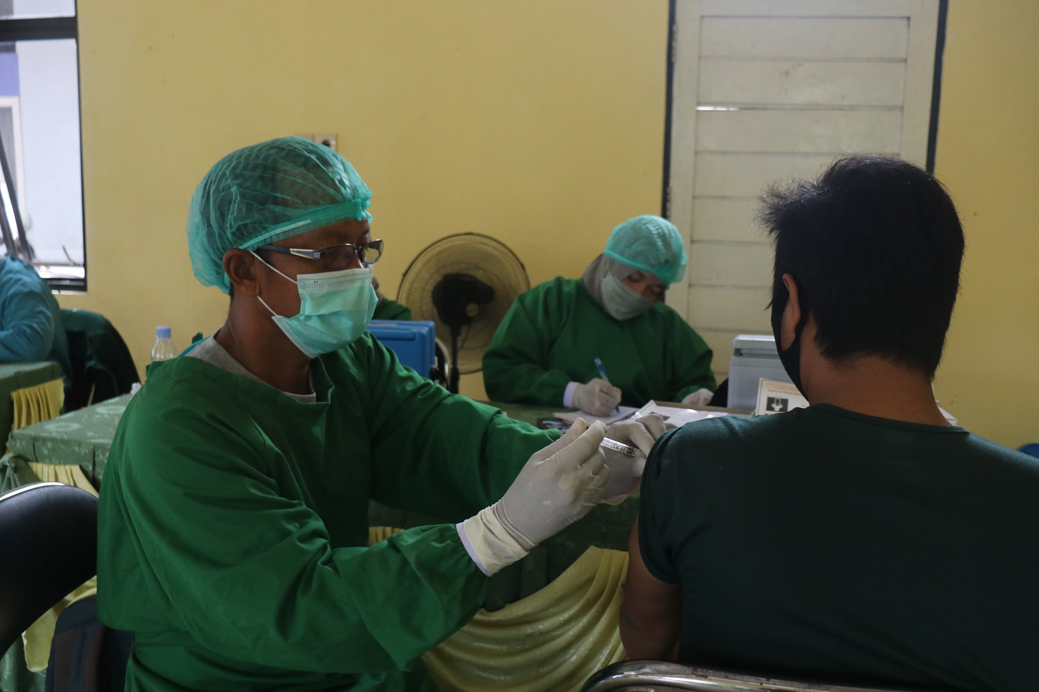 MASYARAKAT KECAMATAN ANGKINANG ANTUSIAS MENGANTRI VAKSINASI COVID-19