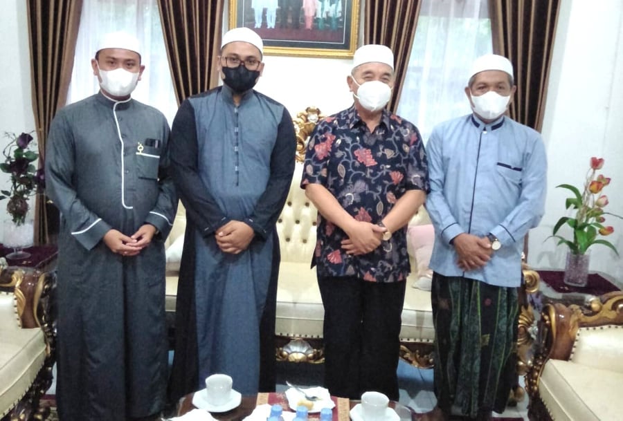 PELAKSANAAN PERINGATAN 100 HARI WAFATNYA GURU KAPUH, BUPATI : MINIMAL JAMAAH HARUS PAKAI MASKER