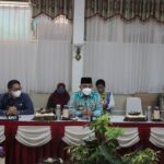 Bupati Hulu Sungai Selatan Drs. H. Achmad Fikry, M.AP meninjau pelaksanaan Bazar Tono Tani Indonesia dan Pasar Murah yang digelar Dinas Ketahanan Pangan Kab. HSS dan Dinas Perdagangan Kab. HSS