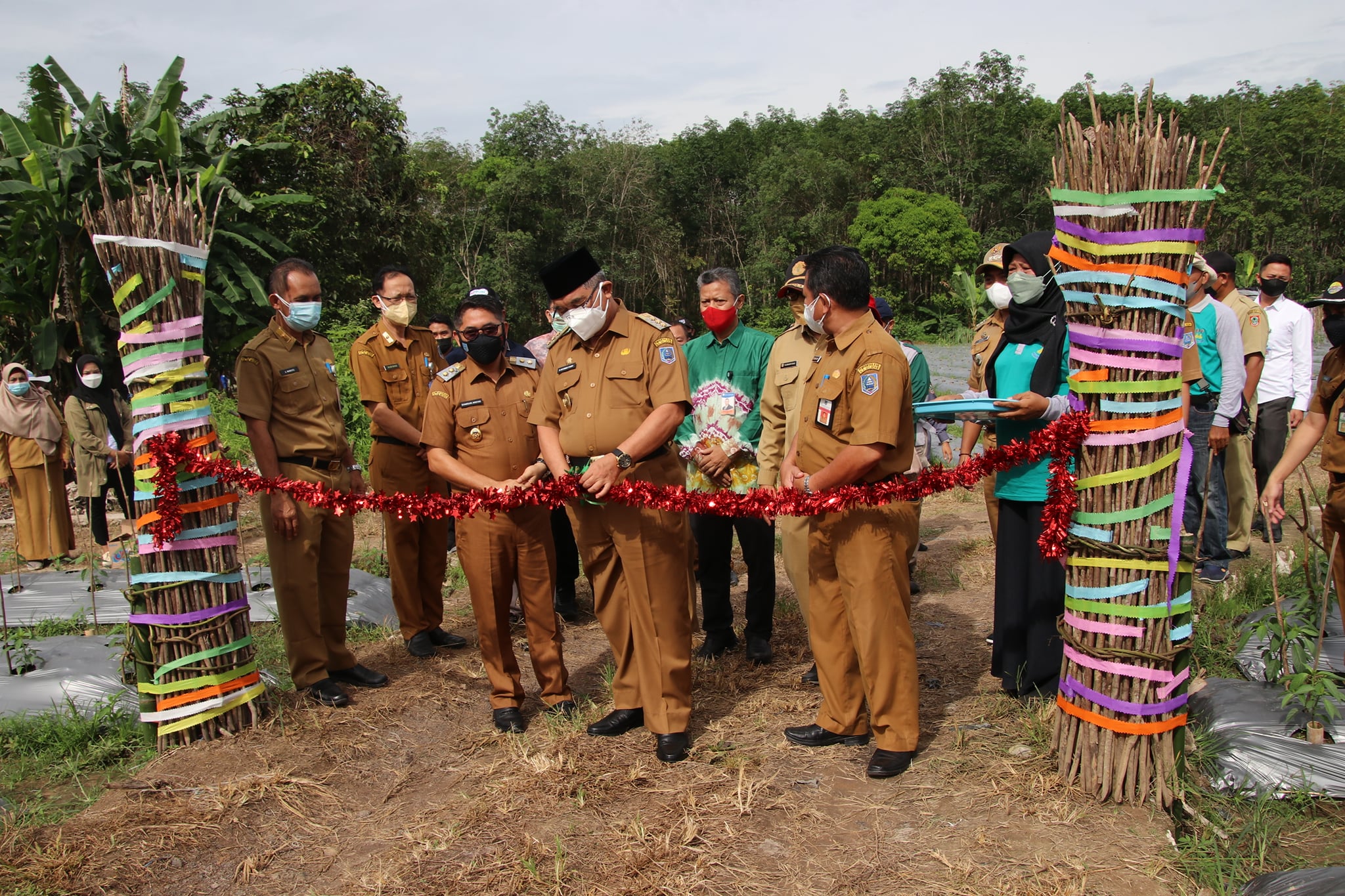 Pencanangan “Kampung Cabe”, Penanaman, dan Peresmian Embung Desa Madang oleh Bupati HSS