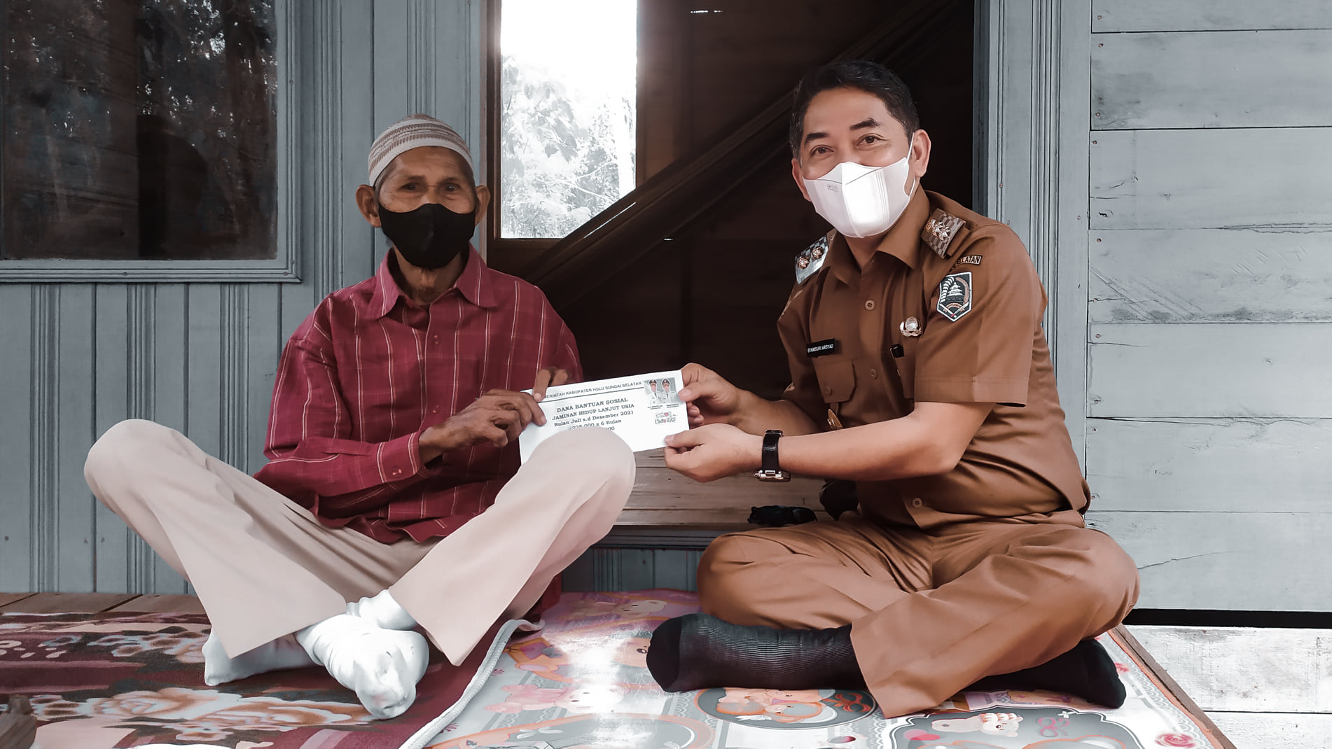Wakil Bupati Hulu Sungai Selatan (HSS) Syamsuri Arsyad, S. AP, MA bertolak menuju kediaman orang tua lansia asuh yaitu Kai Aji