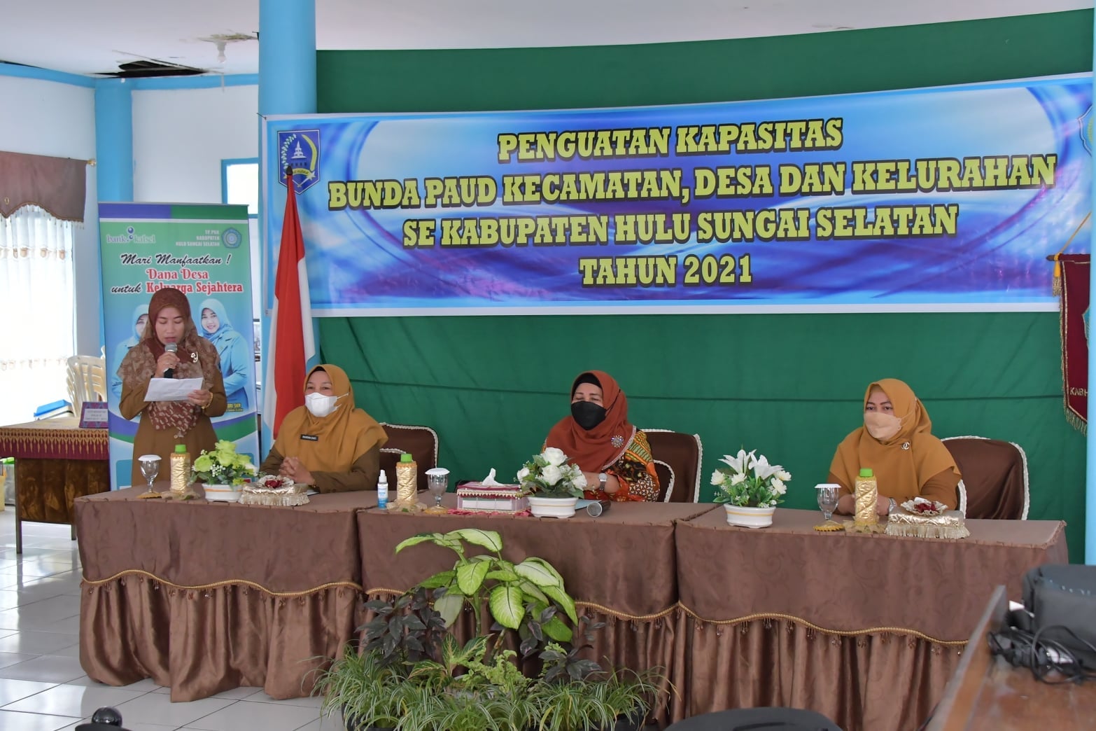 BUNDA PAUD Hj ISNANIAH ACHMAD FIKRY BUKA SOSIALISASI PENGUATAN KAPASITAS PAUD SE- KAB HSS