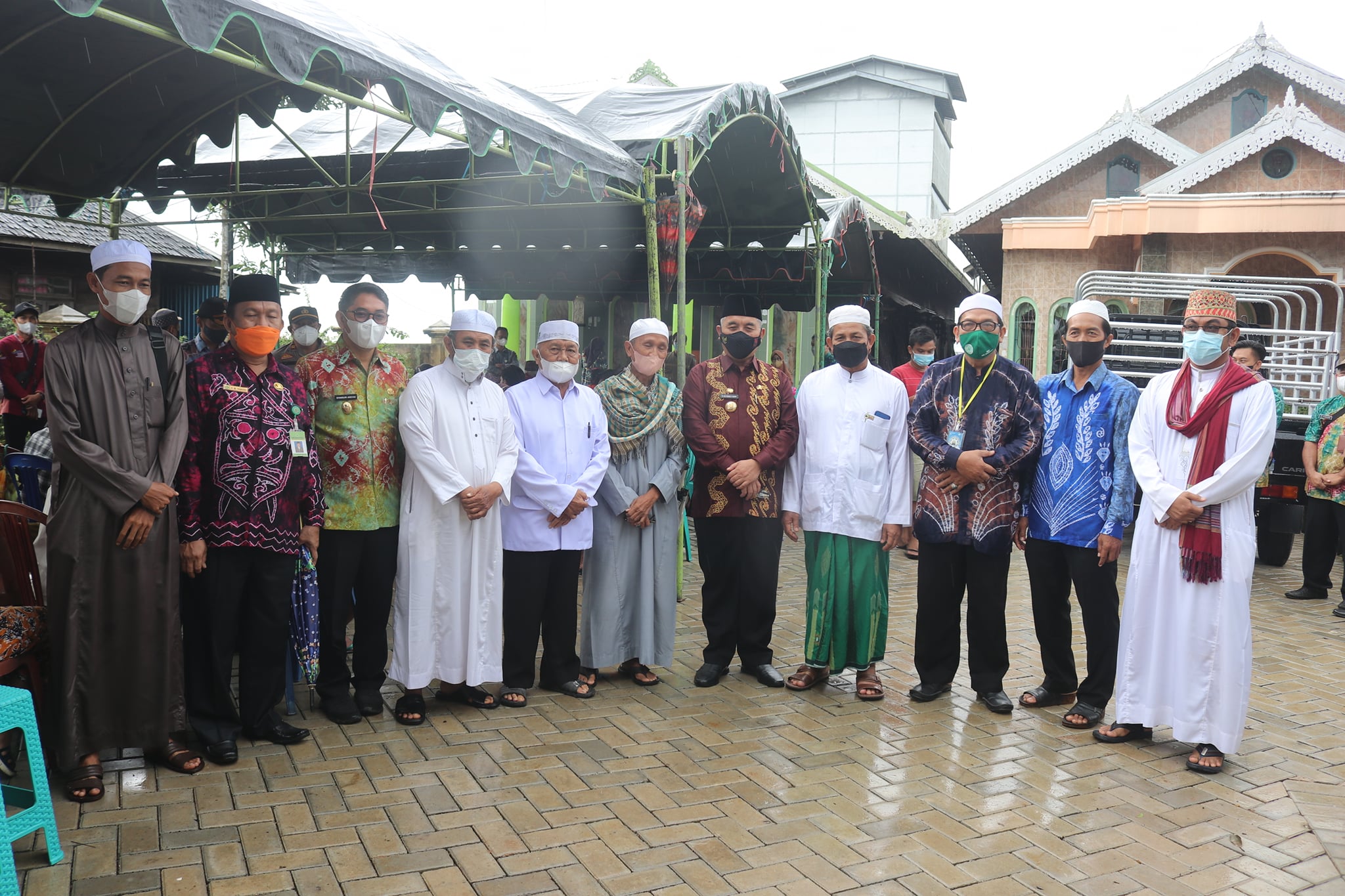 BUPATI HSS BERSAMA ALIM ULAMA TINJAU PELAKSANAAN VAKSINASI DI WILAYAH DAHA