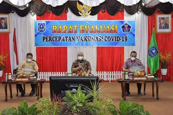 Bupati HSS Pimpin Rapat Evaluasi Capaian Vaksinasi