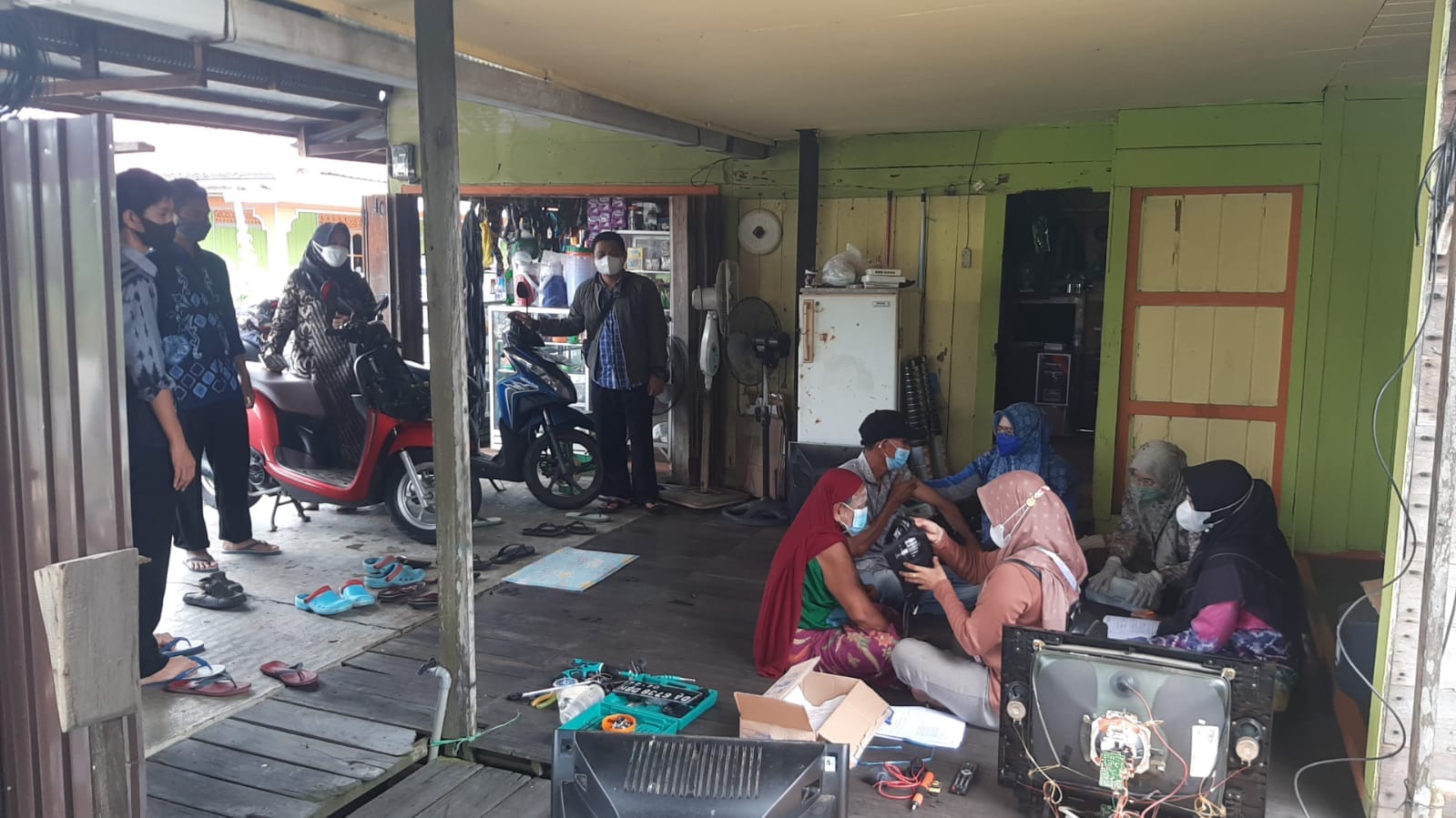 LAYANI MASYARAKAT, VAKSINASI COVID-19 DOOR TO DOOR TERUS DILAKUKAN