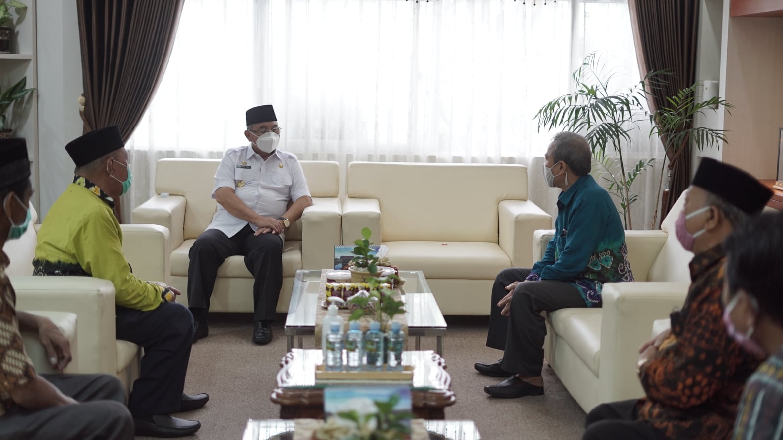 Bupati Hulu Sungai Selatan (HSS) Drs. H. Achmad Fikry, M.AP menerima kedatangan rombongan pengurus Pimpinann Muhammadiah Provinsi Kalimantan Selatan yang didampingi Kepala Dinas Sosial Kab HSS beserta pengurus Pimpinan Muhammadiah HSS