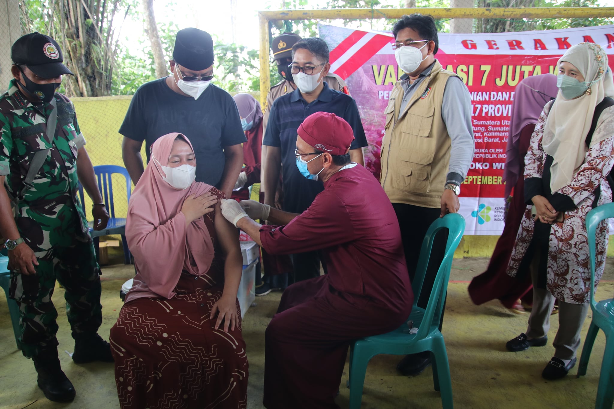 WABUP SYAMSURI ARSYAD DAMPINGI GUBERNUR KALSEL PAMAN BIRIN TINJAU VAKSINASI DI HAMAK TIMUR