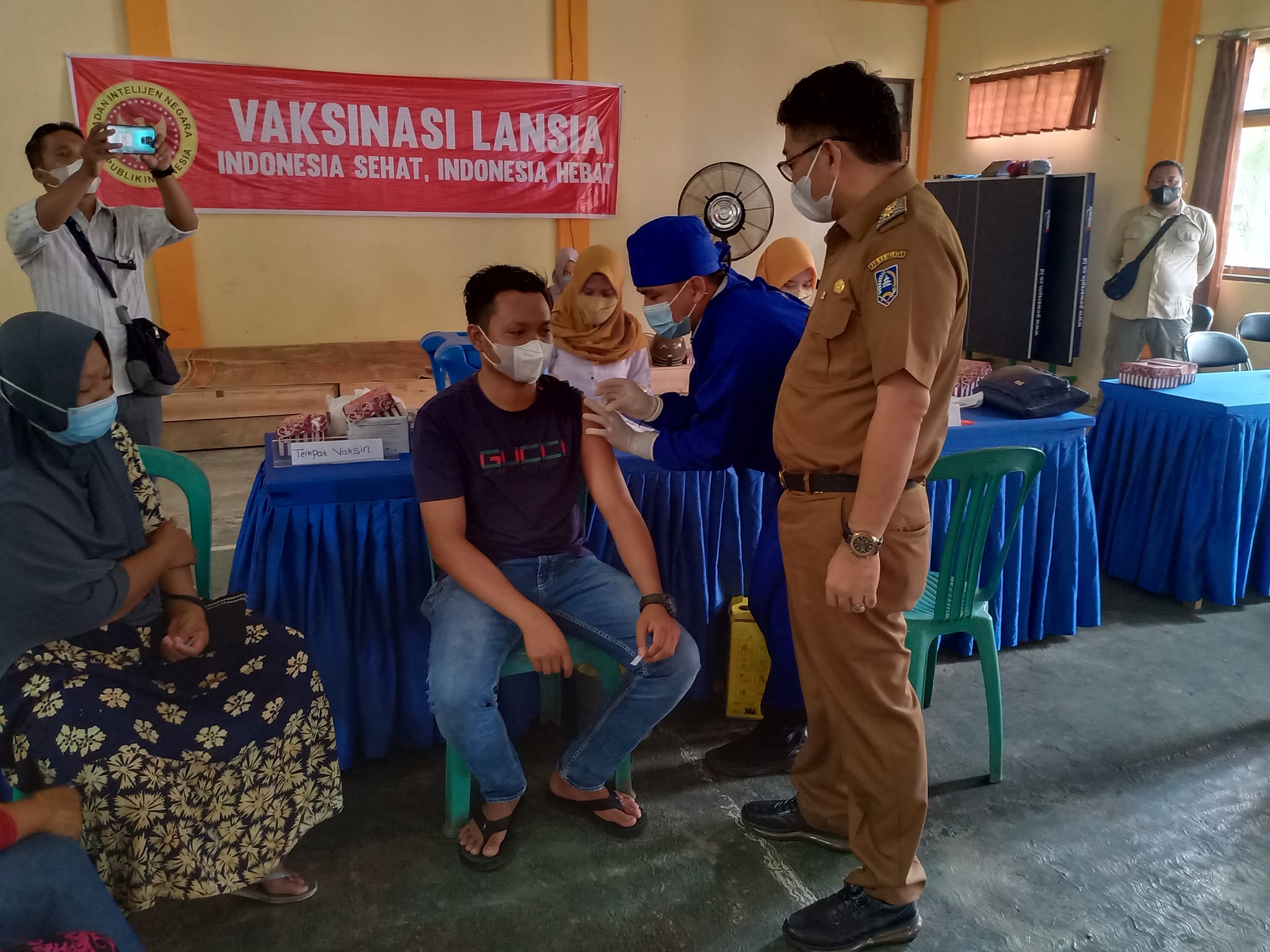 Wakil Bupati HSS Syamsuri Arsyad, S.AP, MA bertolak ke Kecamatan Sungai Raya untuk meninjau beberapa titik lagi pelaksanaan vaksinasi