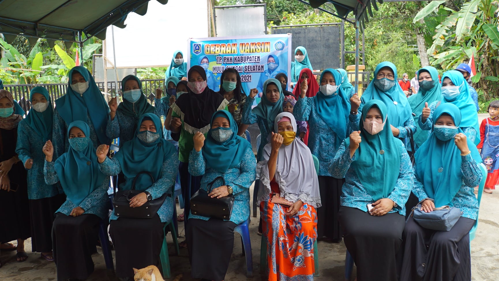 Ketua TP. PKK Kabupaten Hulu Sungai Selatan didampingi Wakil Ketua I TP. PKK Kab. HSS meninjau pelaksanaan gebrak vaksin yang digelar di Desa Hamak dan Pos Vaksinasi Gambah