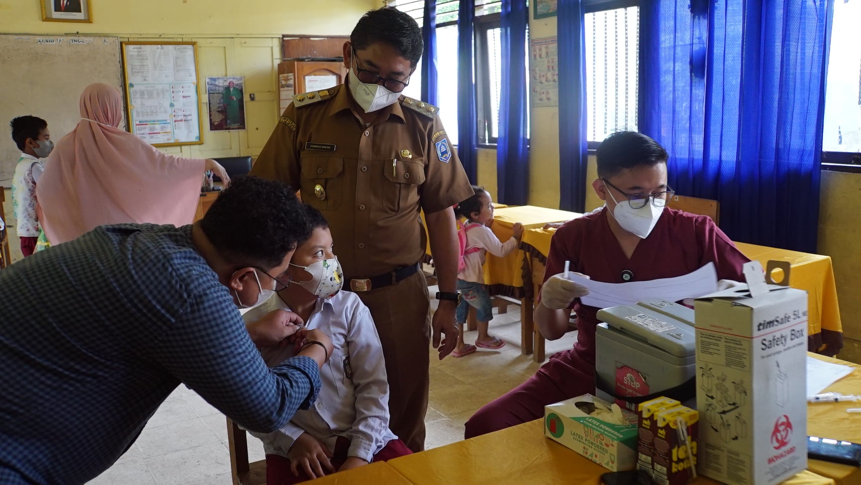 BERJALAN LANCAR DAN TIDAK ADA KELUHAN, WABUP HSS TINJAU LANGSUNG PELAKSANAAN VAKSINASI ANAK DI SDN KARANG JAWA MUKA 2