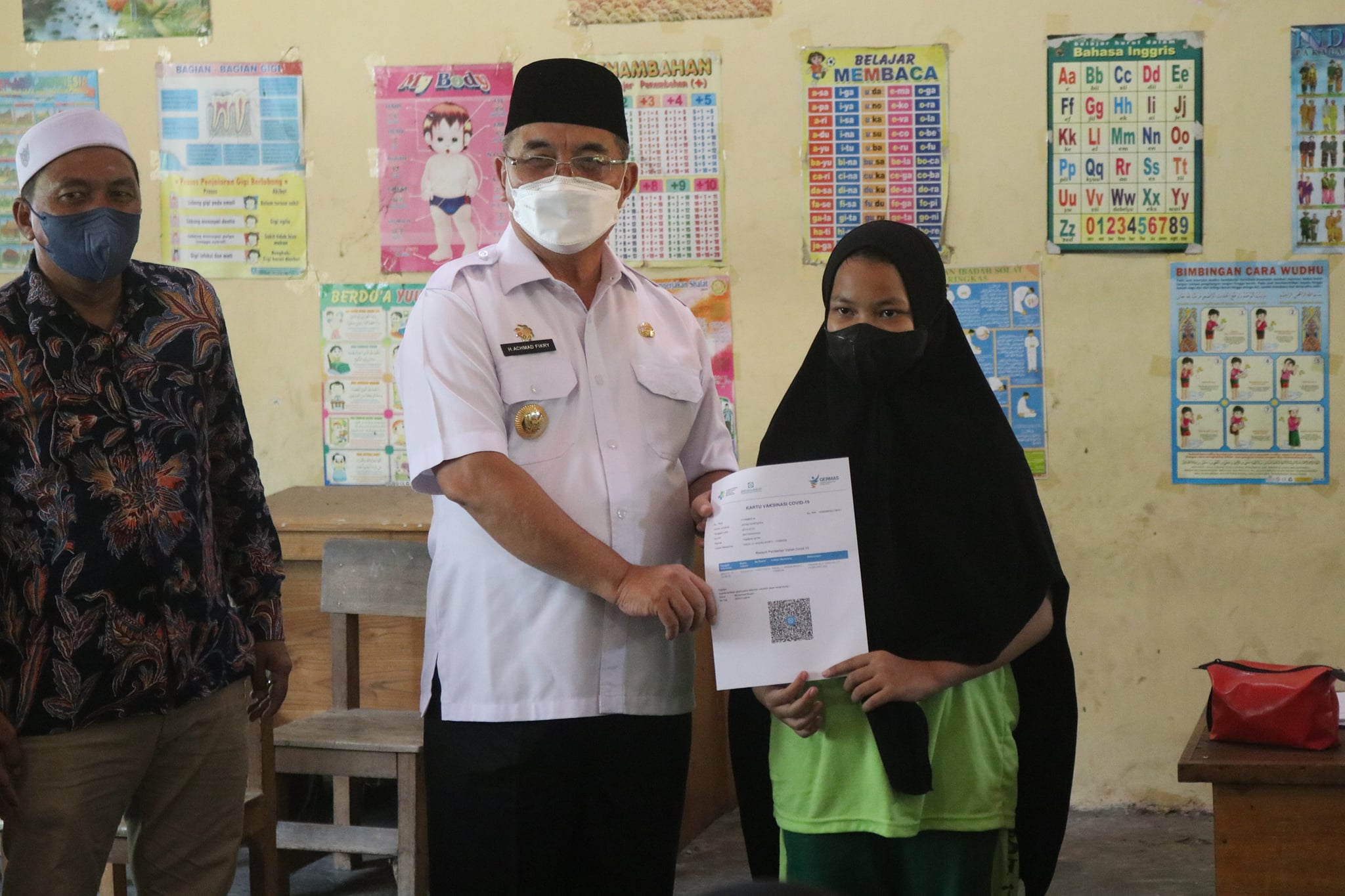 BUPATI TINJAU VAKSINASI ANAK 6-11 TAHUN DI SDN BELAH PAIKAT & SDN TAMBAK BITIN I