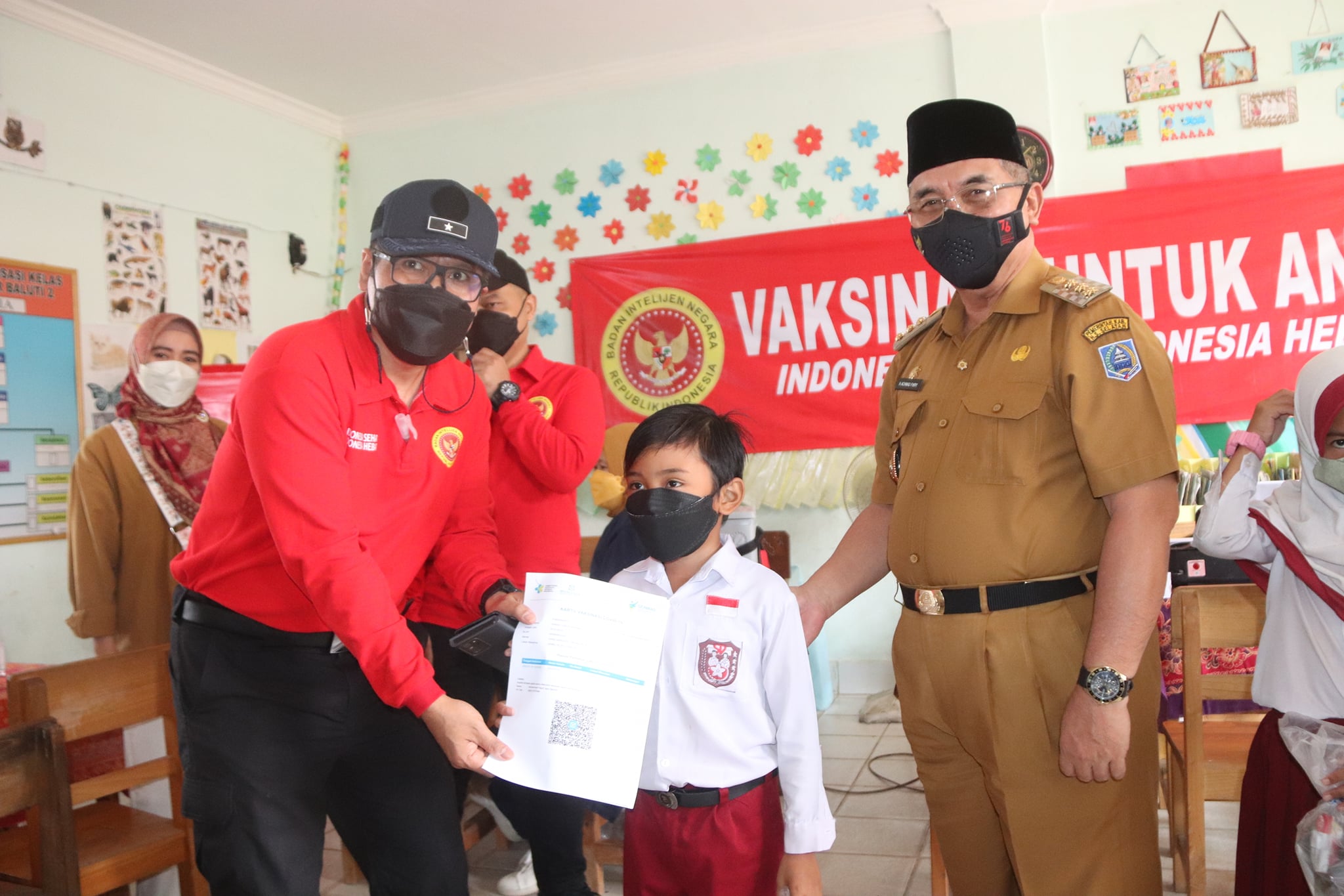 SASAR 1000 ANAK, BUPATI BERSAMA BIN KALSEL TINJAU PELAKSANAAN VAKSINASI DI SEKOLAH DASAR