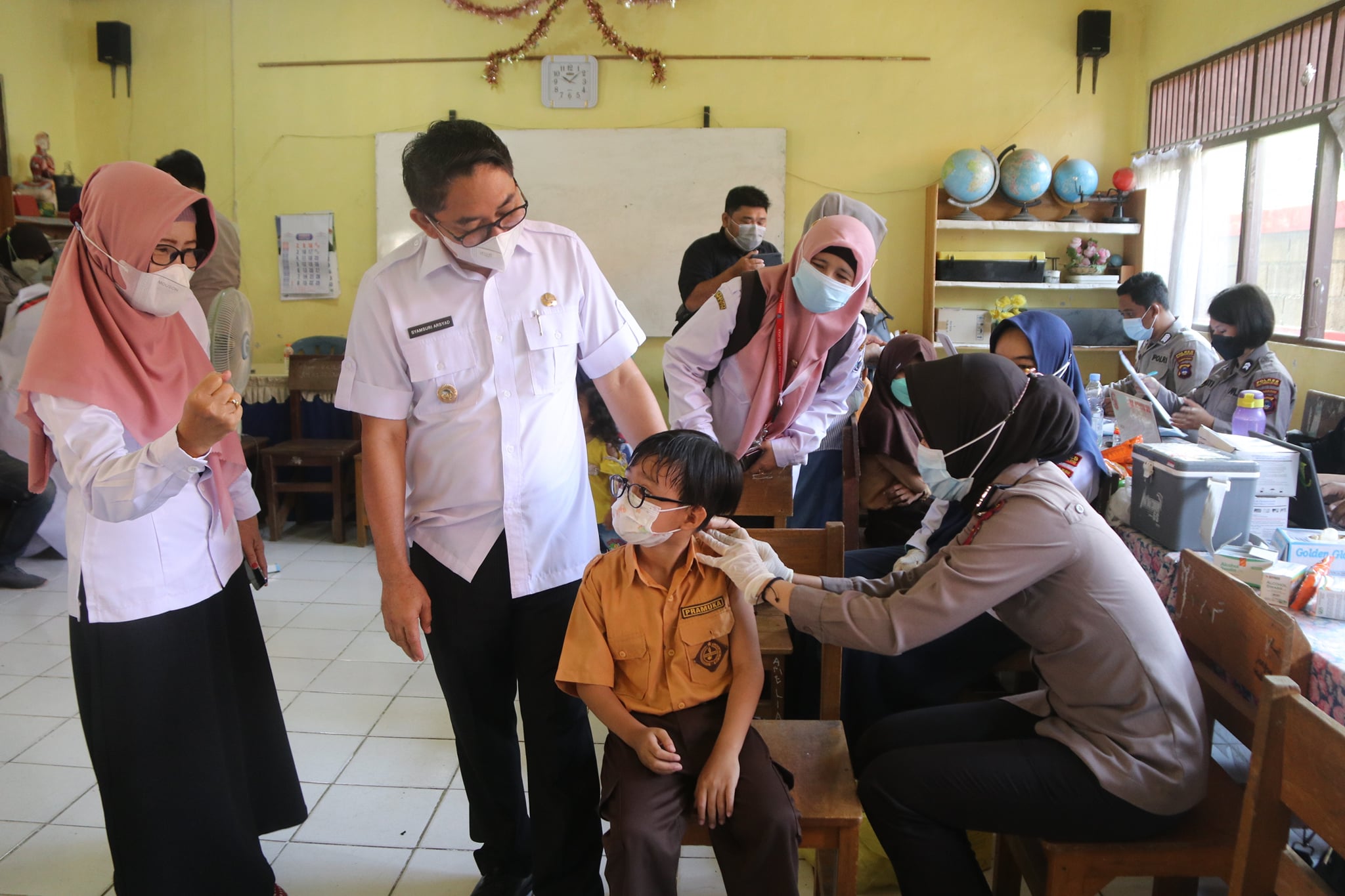 TINJAU PELAKSANAAN VAKSINASI ANAK DI SDN KANDANGAN KOTA 2, WABUP HSS : YANG BELUM VAKSIN, MARI KITA VAKSIN