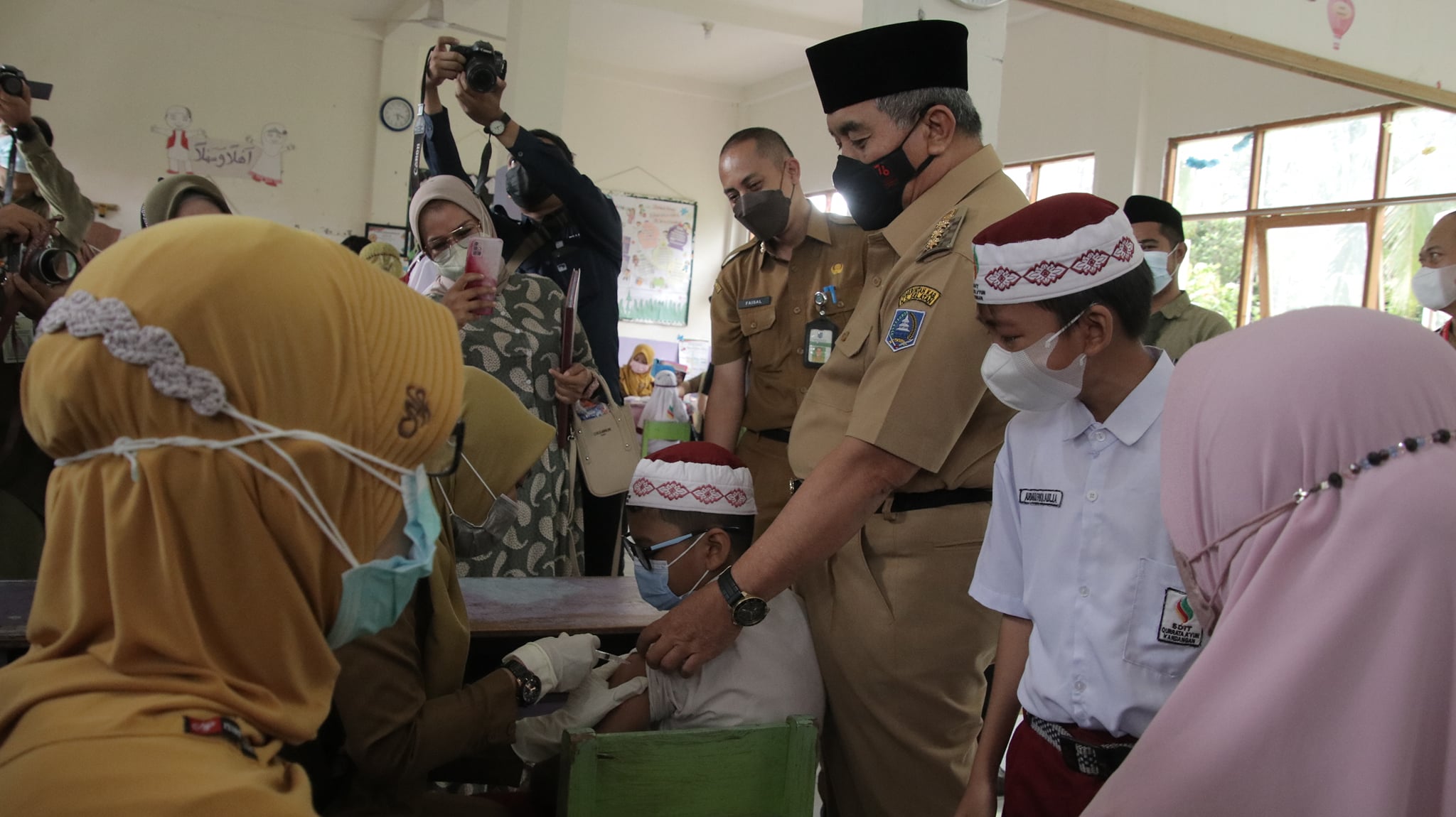 Bupati Hulu Sungai Selatan meninjau langsung kegiatan vaksinasi anak 6-11 tahun yang digelar di SDIT Qurrata A’yun Kandangan