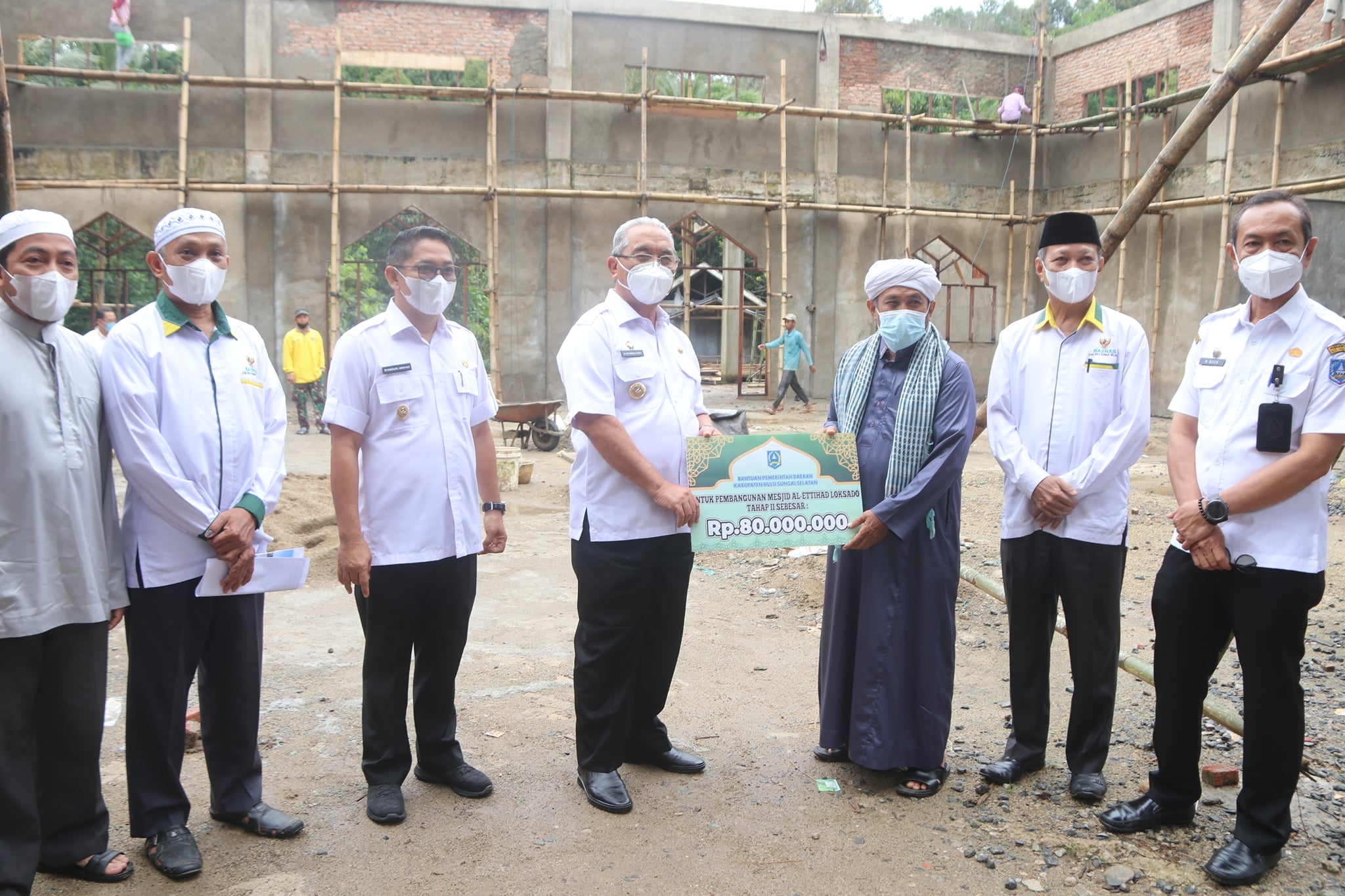 Bupati HSS Serahkan Sumbangan Untuk Dukung Pembangunan Masjid Al-Ettihad