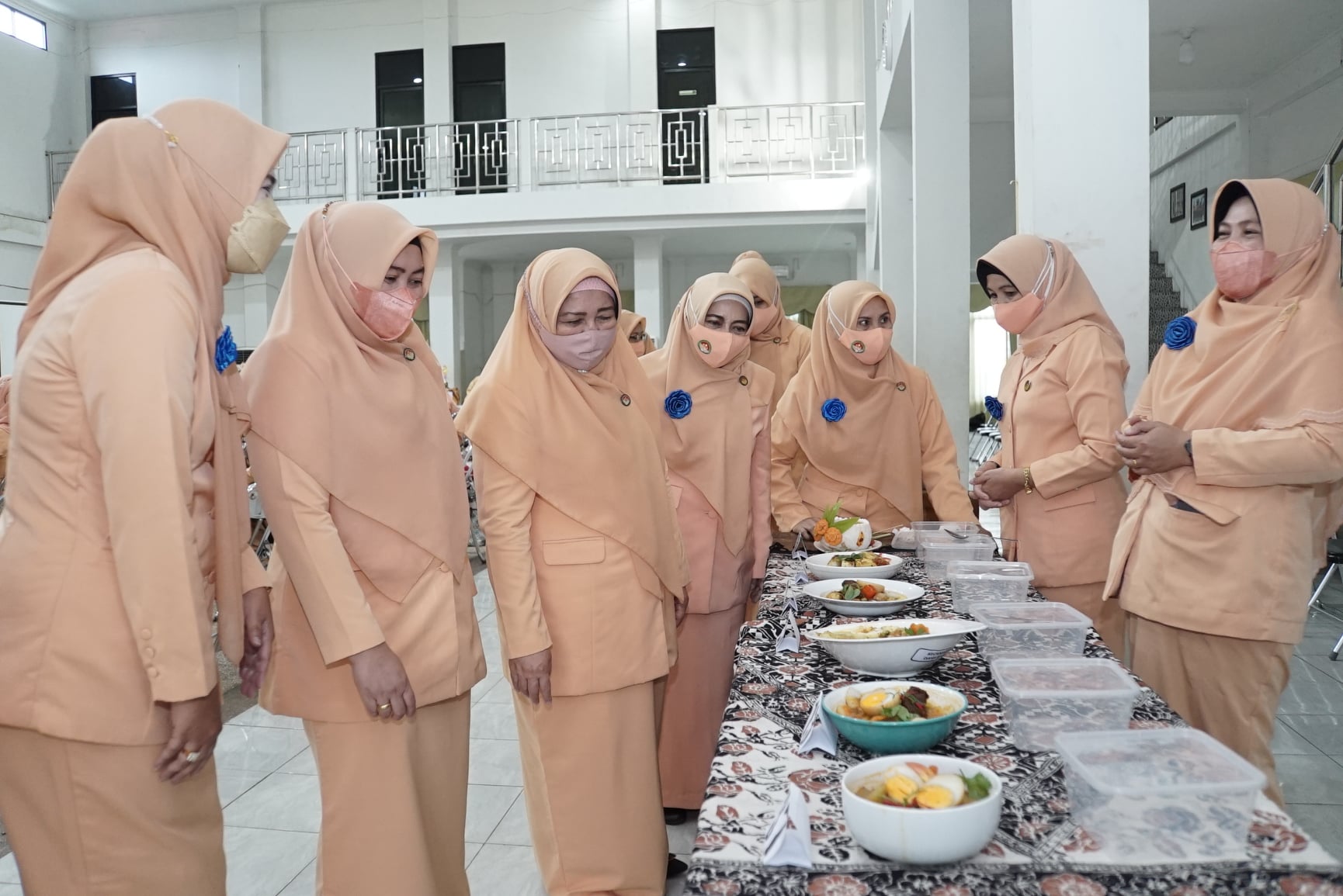 LOMBA LONTONG SAYUR SEMARAKAN HUT DHARMA WANITA PERSATUAN KABUPATEN HSS