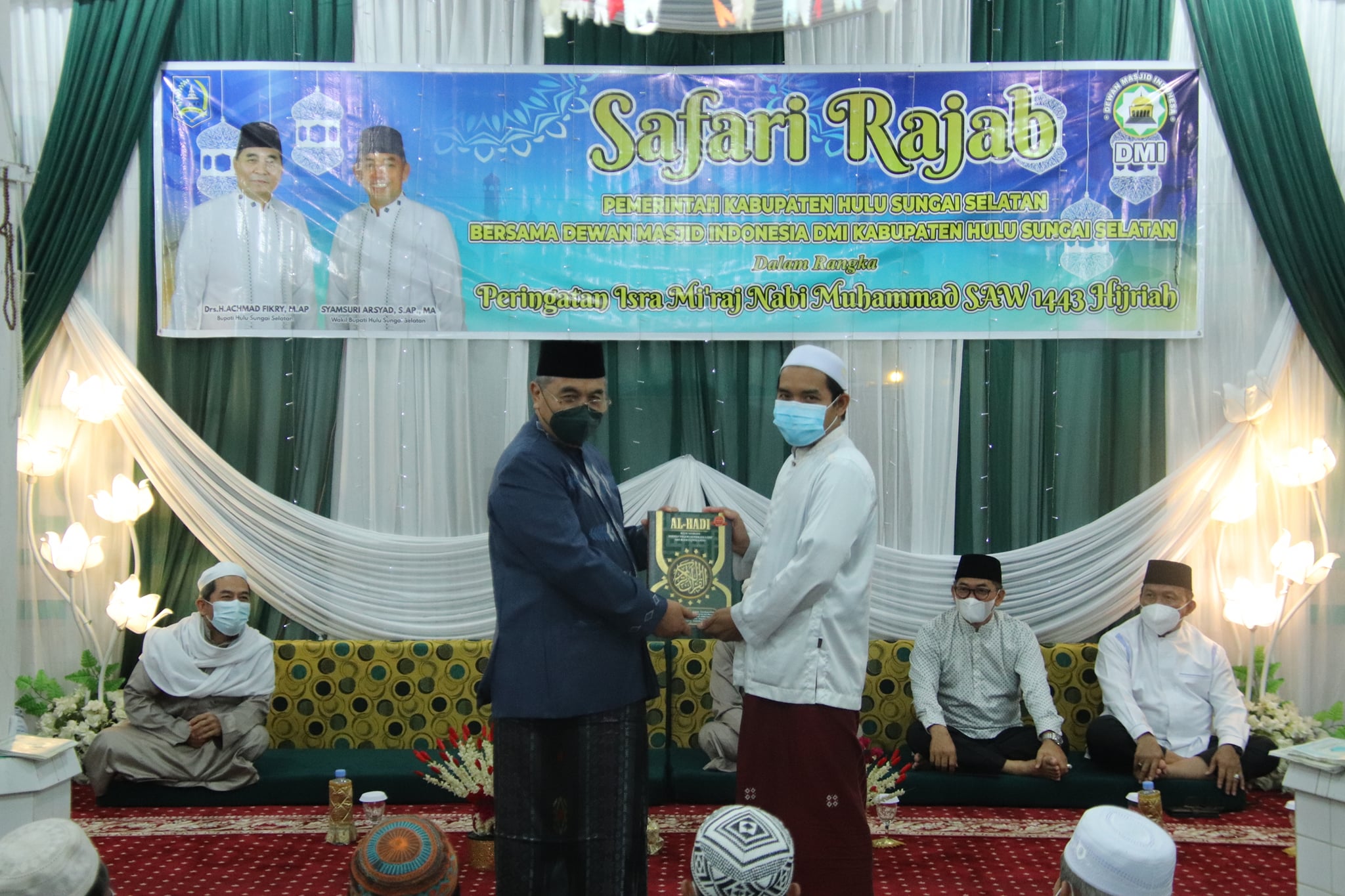 Kapolsek Angkinang melaksanakan pengundian doorprize/hadiah bagi masyarakat Angkinang yang telah melaksanakan vaksinasi periode 24-28 Februari 2022 bertempat di Polsek Angkinang