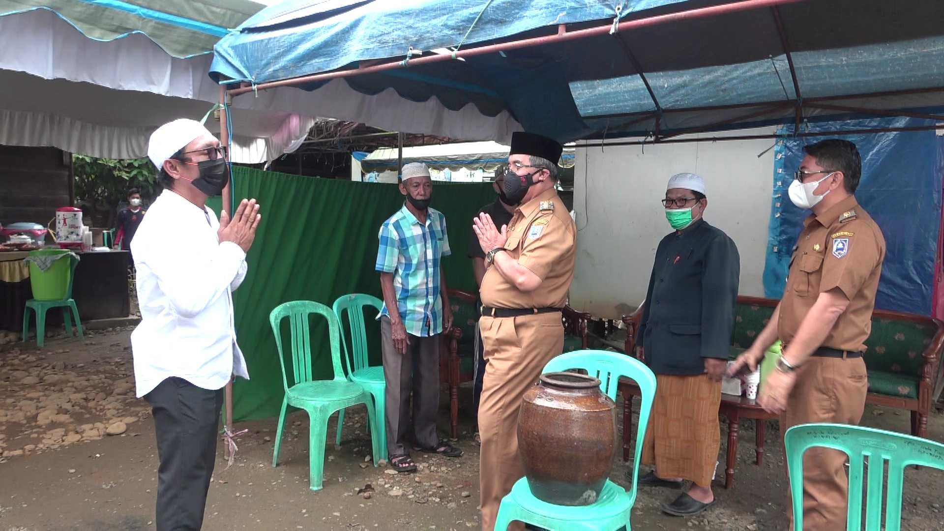 Setelah membuka pelaksanaan Musrenbang di Kecamatan Angkinang Bupati Hulu Sungai Selatan Drs. H. Achmad Fikry, M.AP bersama Wakil Bupati Hulu Sungai Selatan Syamsuri Arsyad, S.AP, MA menghadiri Saprah Amal atau penggalangan dana yang dilaksanakan PMK Parmuk dalam rangka pembelian dan perawatan peralatan pemadam kebakaran yang sudah mulai usang di Posko PMK Parmuk pada Senin (14/02).