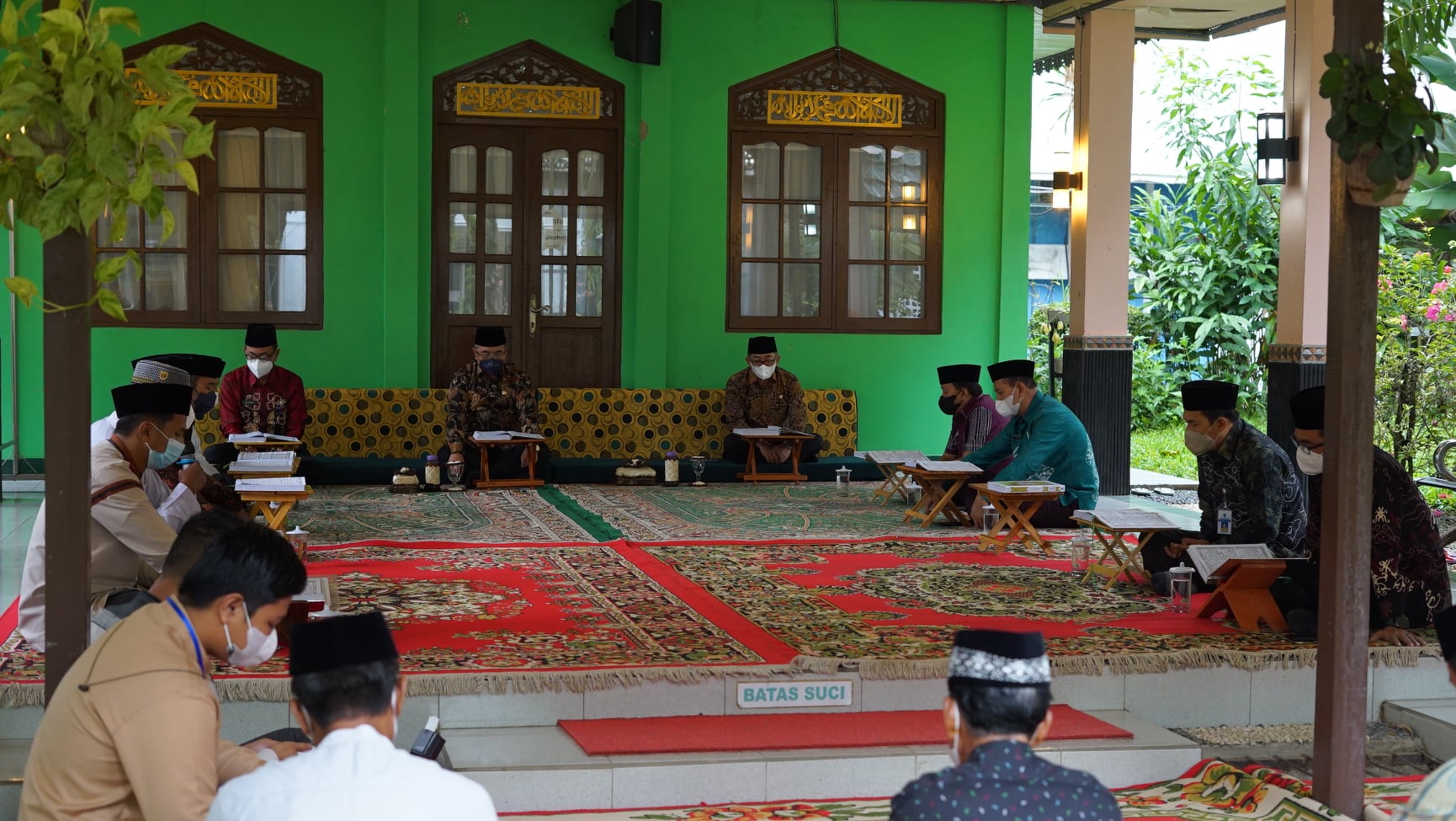 Pemerintah Kab. HSS kembali menggelar kegiatan rutinnya yaitu gerakan sholat subuh berjamaah dan Tausiah di Pendopo Kab. HSS, Rabu (02/03). Kegiatan ini diikuti Bupati HSS Drs. H. Achmad Fikry M.AP, Sekretaris Daerah Kab. HSS Drs. H. Muhammad Noor .M.AP beserta para pejabat di lingkungan Pemerintah Kabupaten Hulu Sungai Selatan. Selepas Sholat Subuh kegiatan kemudian dilanjutkan dengan ceramah agama yang disampaikan oleh TGH. Mochjar Dahri, BA.