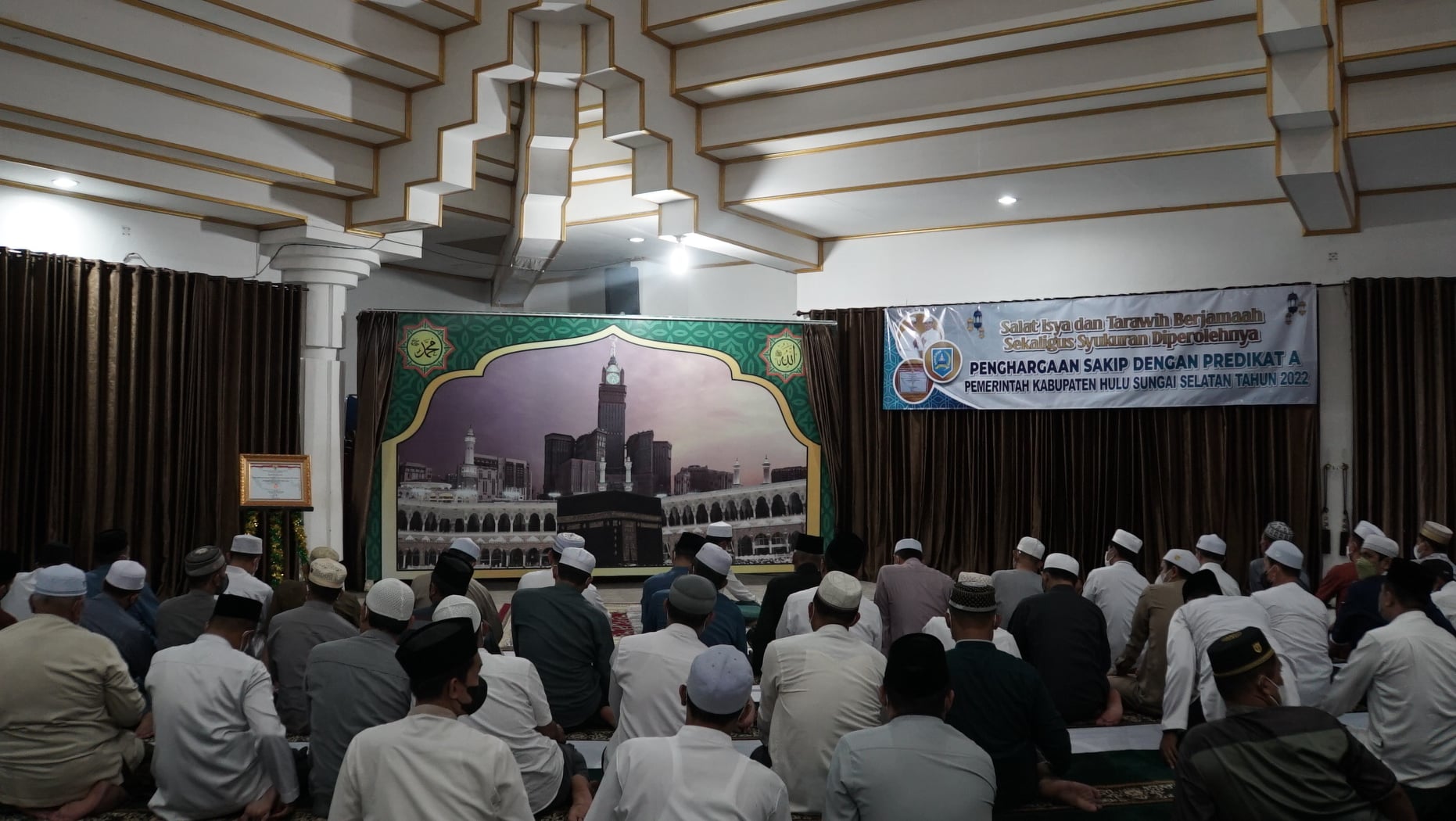 Dihari ke 10 Ramadhan Pemerintah Kabupaten (Pemkab) Hulu Sungai Selatan (HSS) menggelar shalat Isya dan Tarawih berjamaah yang dilaksanakan di Pendopo Bupati HSS, Selasa(12/04/2022).