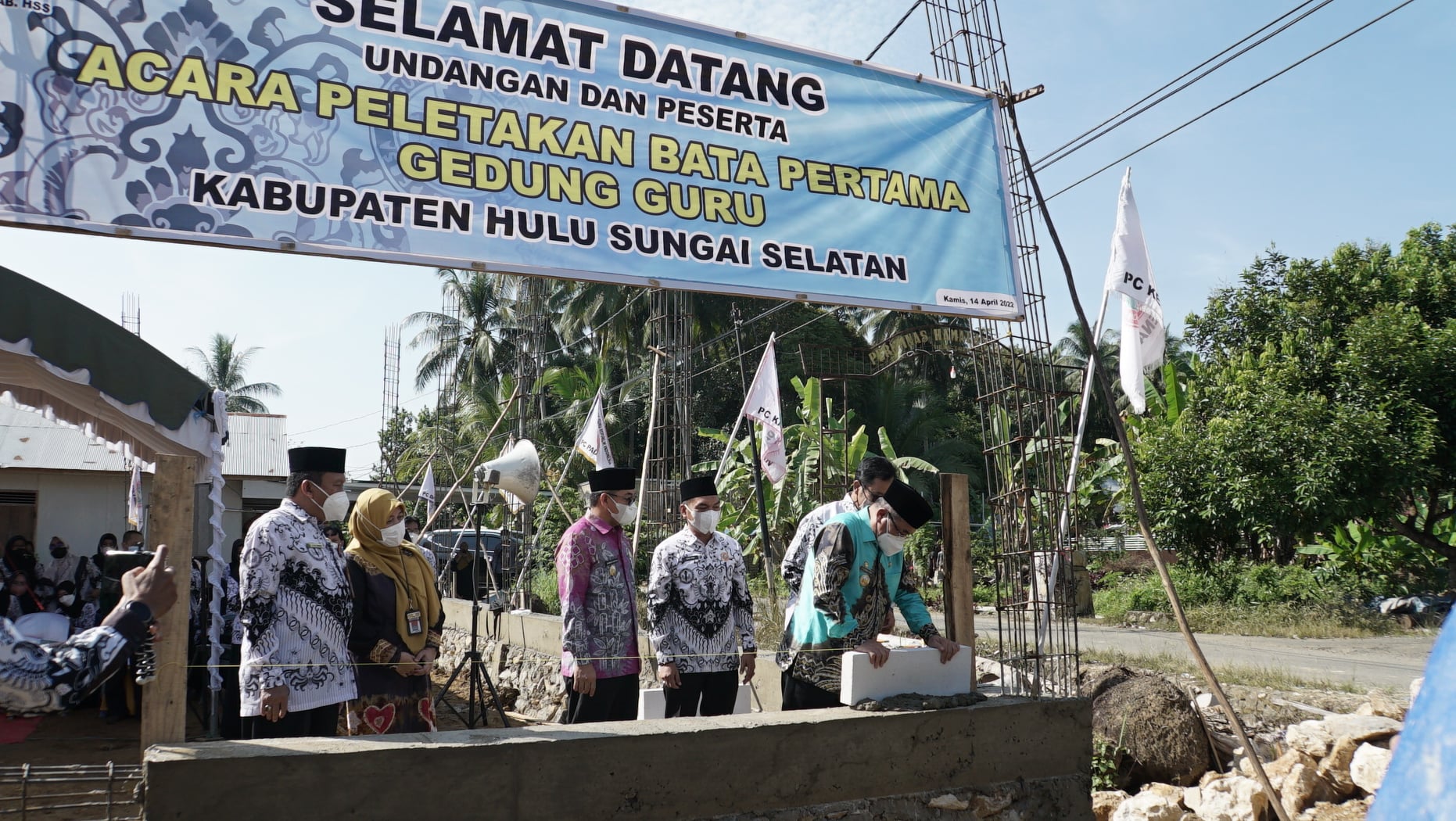 Bupati HSS Drs. H. Achmad Fikry, M.AP didampingi Wakil Bupati HSS Syamsuri Arsyad, S. AP, MA meletakkan bata pertama Pembangunan Gedung Guru Persatuan Guru Republik Indonesia (PGRI) Kabupaten Hulu Sungai Selatan (HSS)