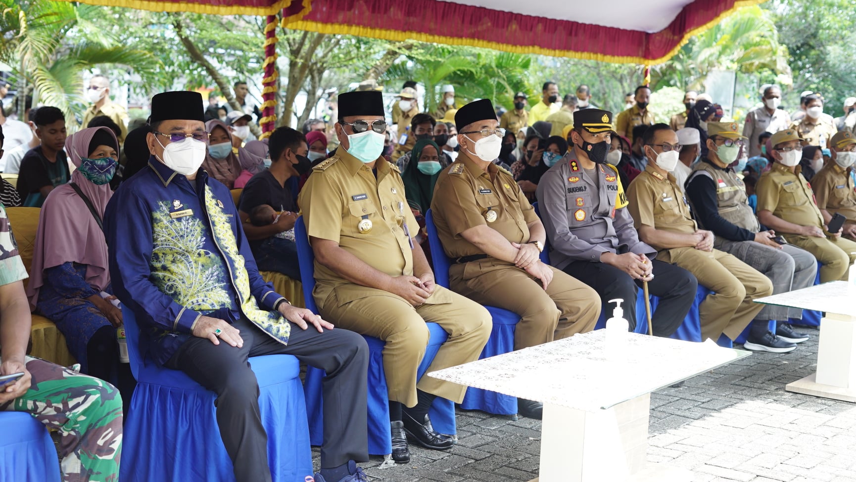 Bupati HSS Drs. H. Achmad Fikry M AP bersama  FORKOPIMDA sambut kedatangan Gubernur Kalsel H. Sahbirin Noor dan juga Ketua DPRD Prov Kalsel Supian HK di Halaman Kantor Kecamatan Kandangan.