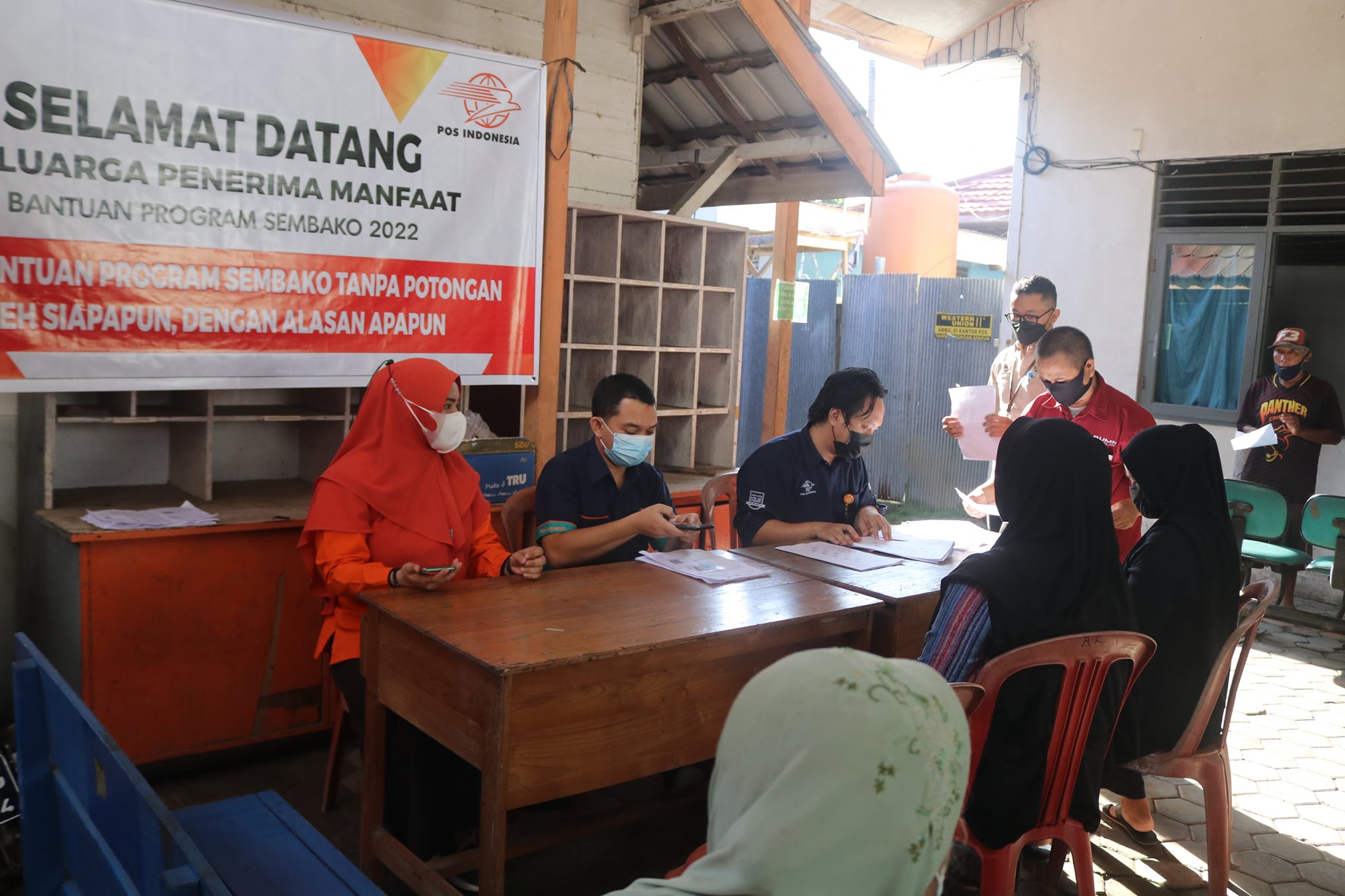 Bupati Hulu Sungai Selatan Drs. H. Achmad Fikry, M.AP meninjau penyaluran Bantuan Langsung Tunai (BLT) minyak goreng dan Bantuan Pangan Non Tunai (BPNT) untuk wilayah Kecamatan Kandangan yang dilaksanakan di Kantor Pos Cabang Kandangan. Kamis (14/04).