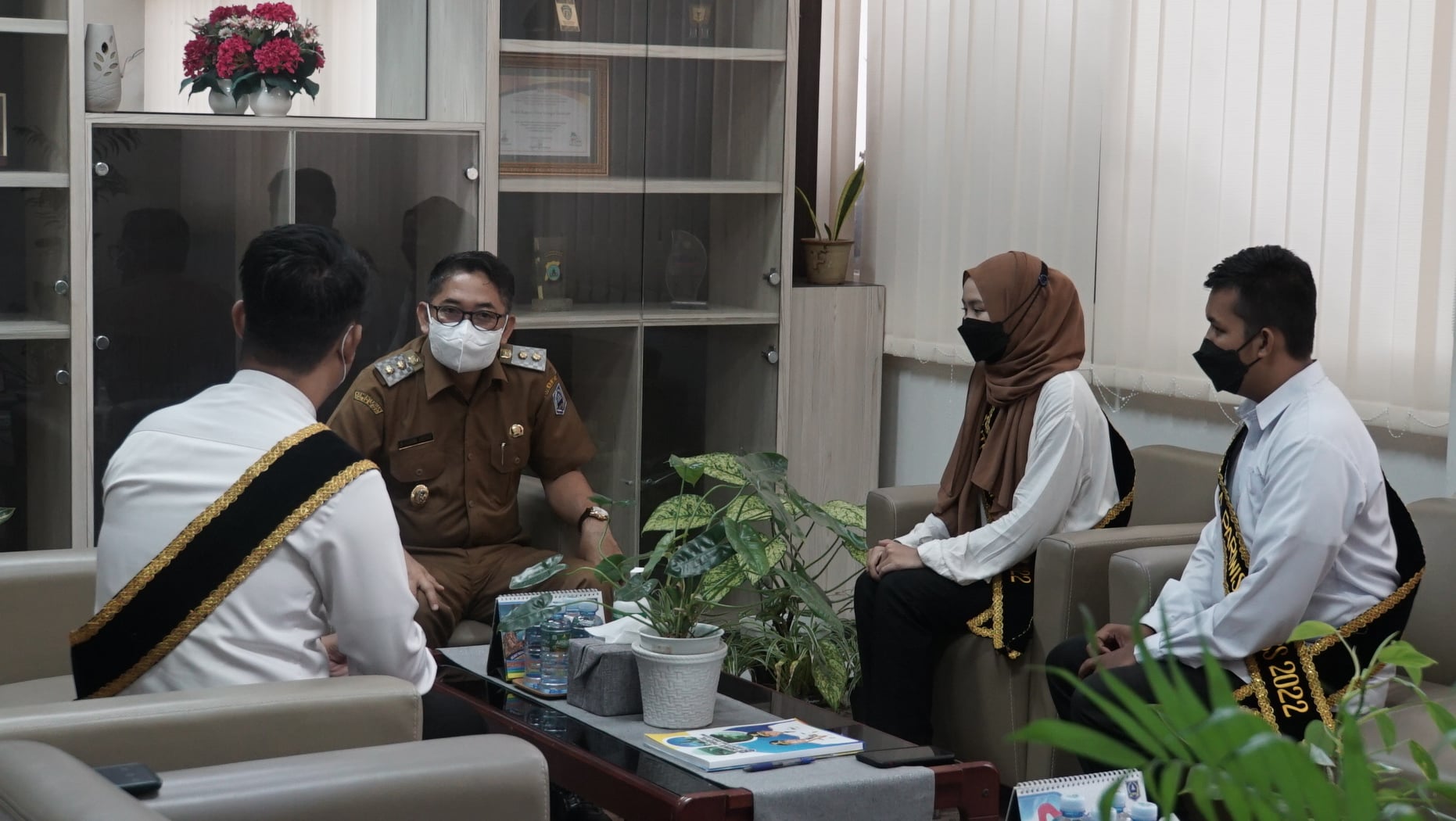 Wakil Bupati Hulu Sungai Selatan (HSS) Syamsuri Arsyad, S.AP, MA menerima tamu dari Duta Pariwisata Kab. HSS diruang kerjanya, Senin (11/04/2022).